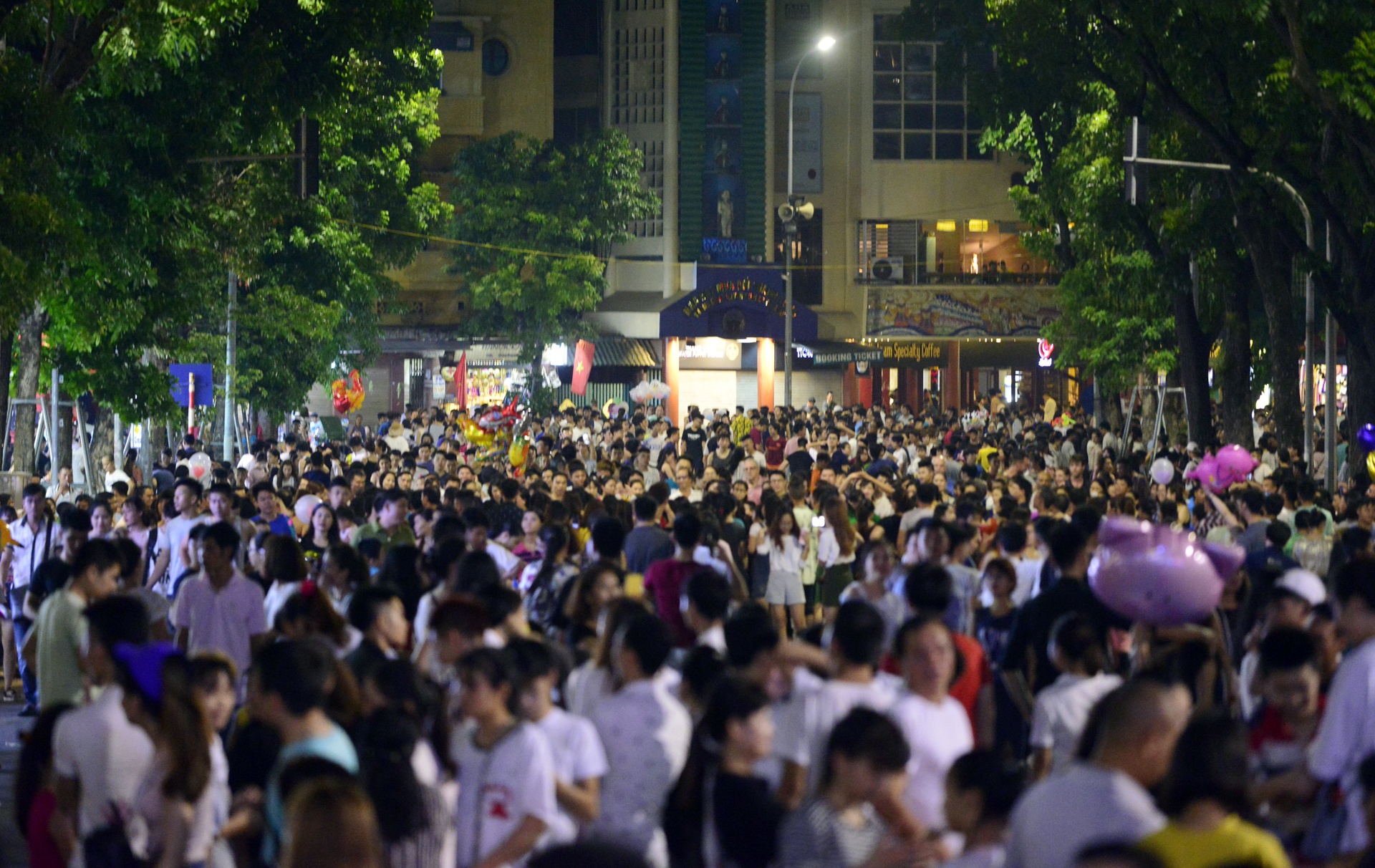 Pho di bo, trung tam thuong mai chat cung nguoi dem 2/9 hinh anh