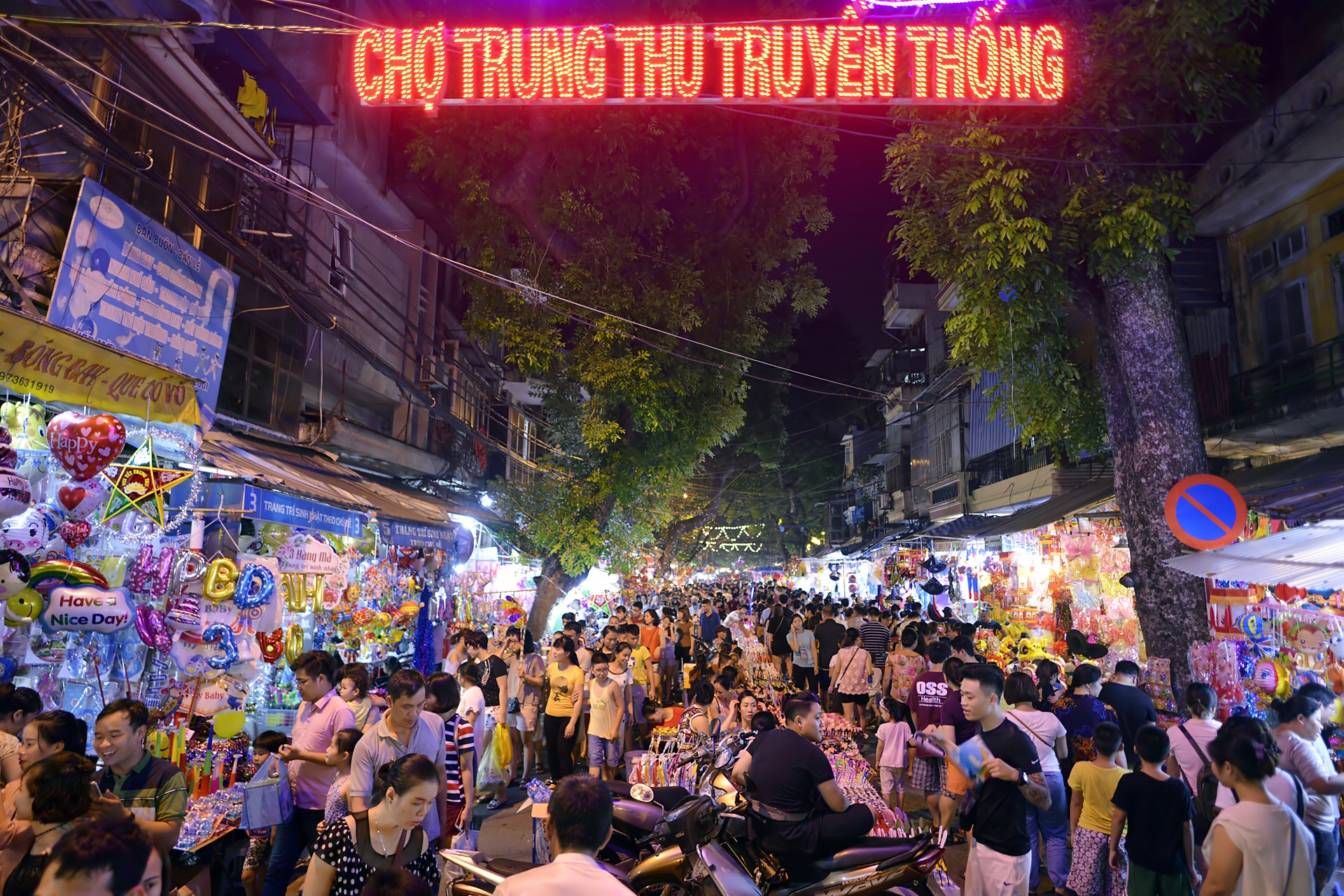 nguoi dan di choi Trung thu som anh 1