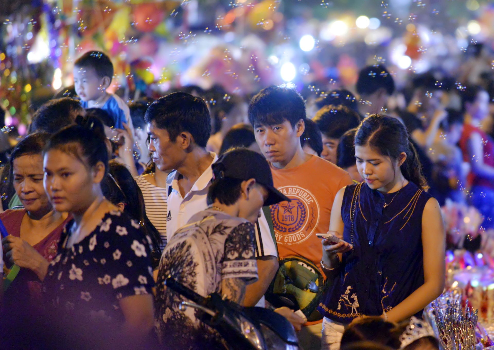 nguoi dan di choi Trung thu som anh 10