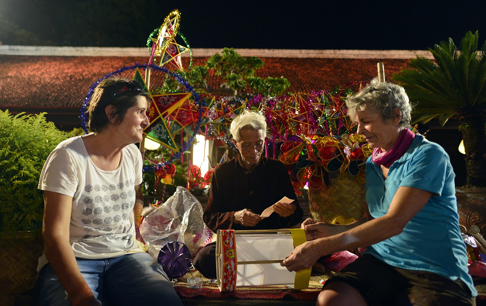 Van Mieu lung linh truoc dem trung thu anh 12