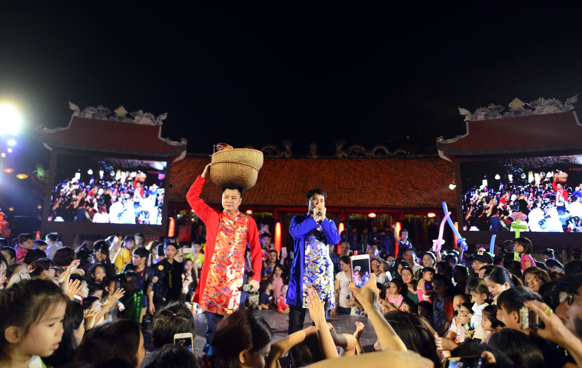 Van Mieu ron rang truoc dem hoi trang ram hinh anh