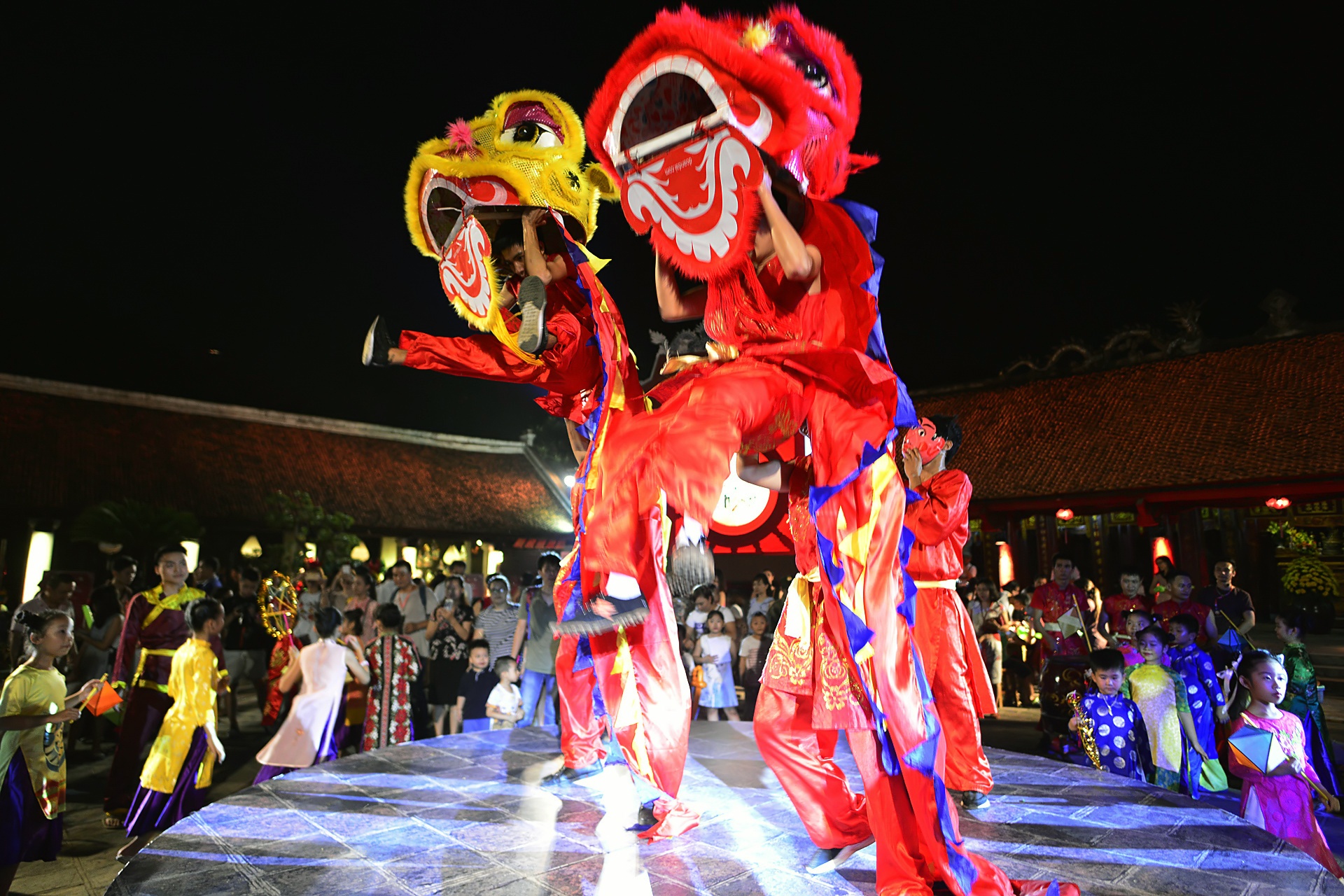 Van Mieu lung linh truoc dem trung thu anh 7