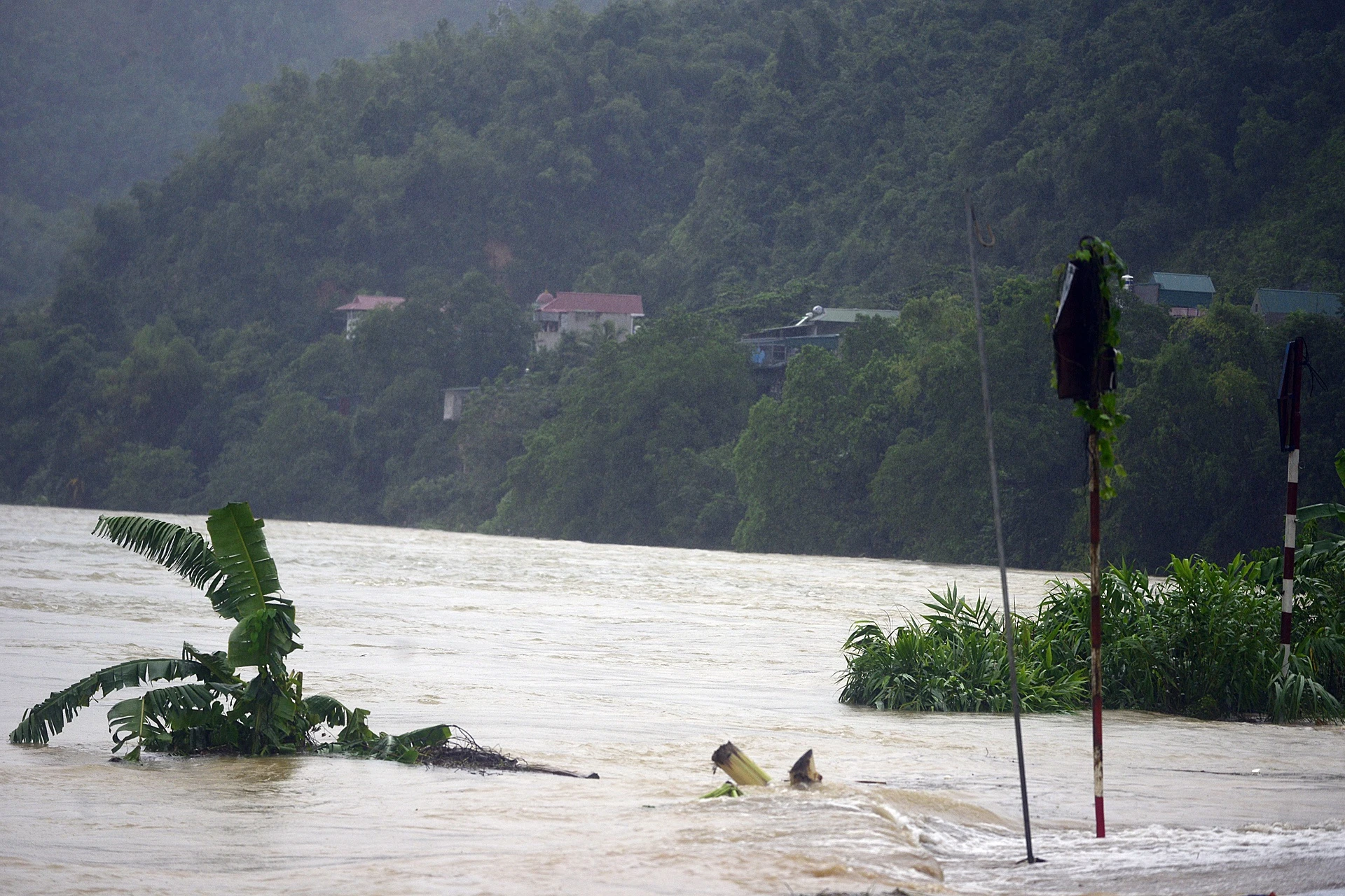 Xa lu ho thuy dien Hoa Binh anh 10