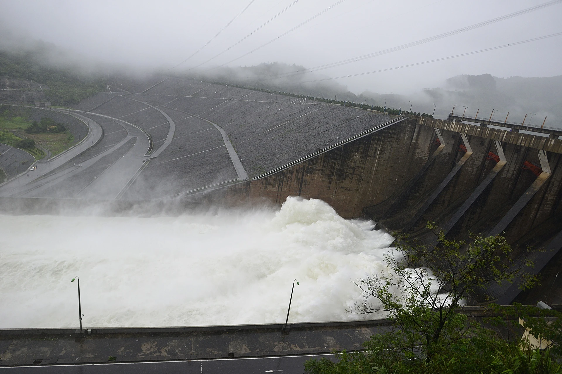 Xa lu ho thuy dien Hoa Binh anh 1