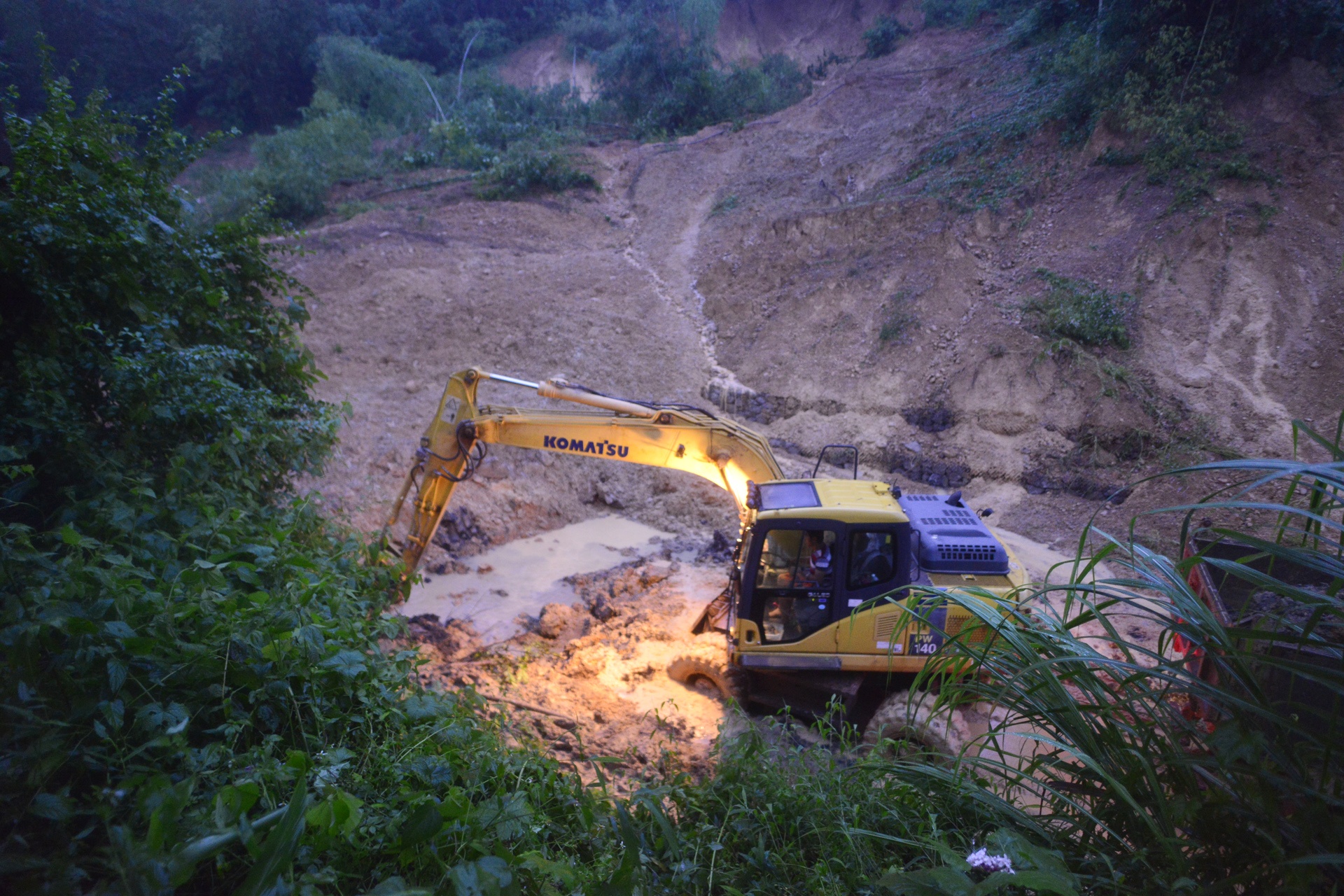 sat lo nghiem trong duong len Da Bac,  Hoa Binh anh 1