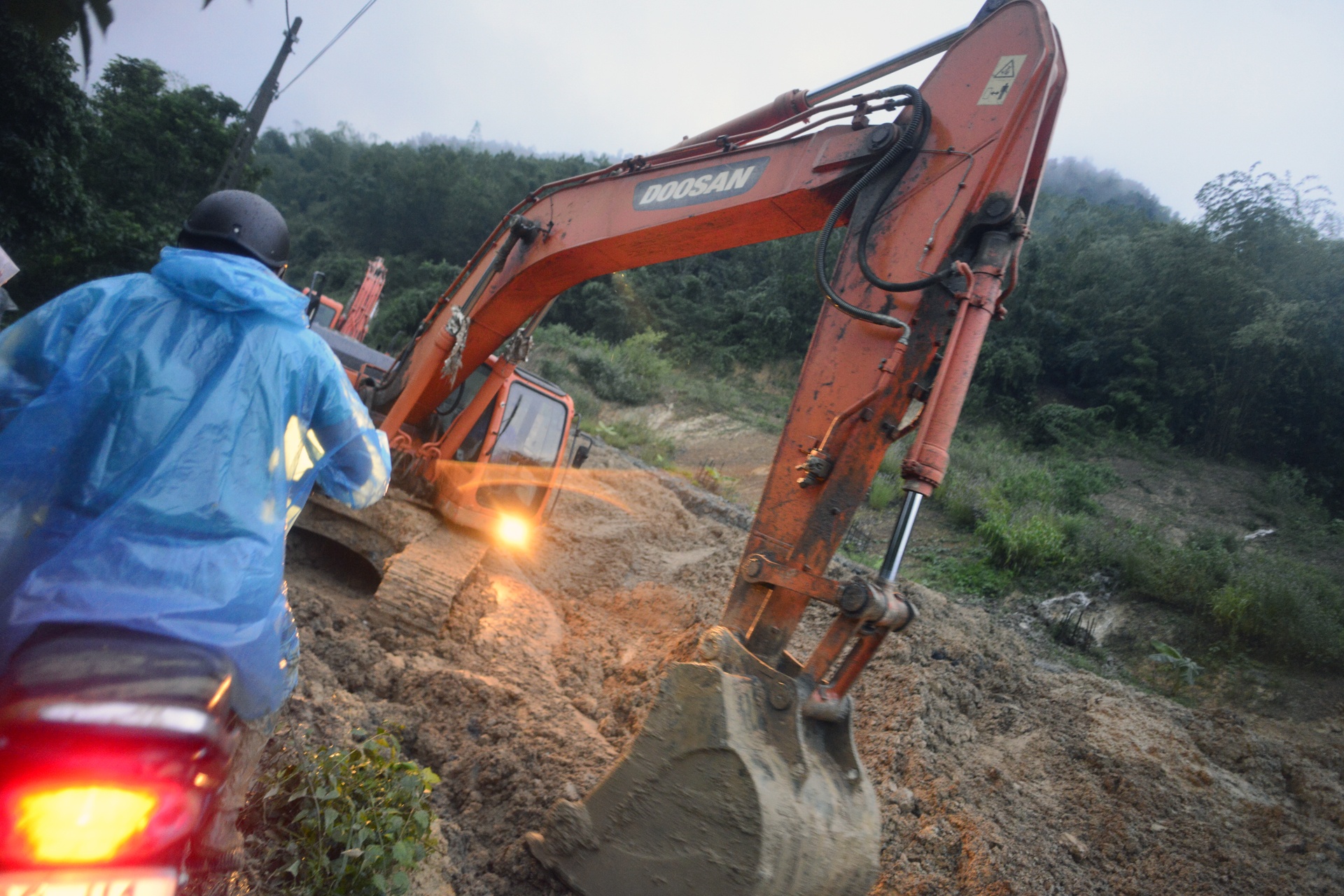 sat lo nghiem trong duong len Da Bac,  Hoa Binh anh 2