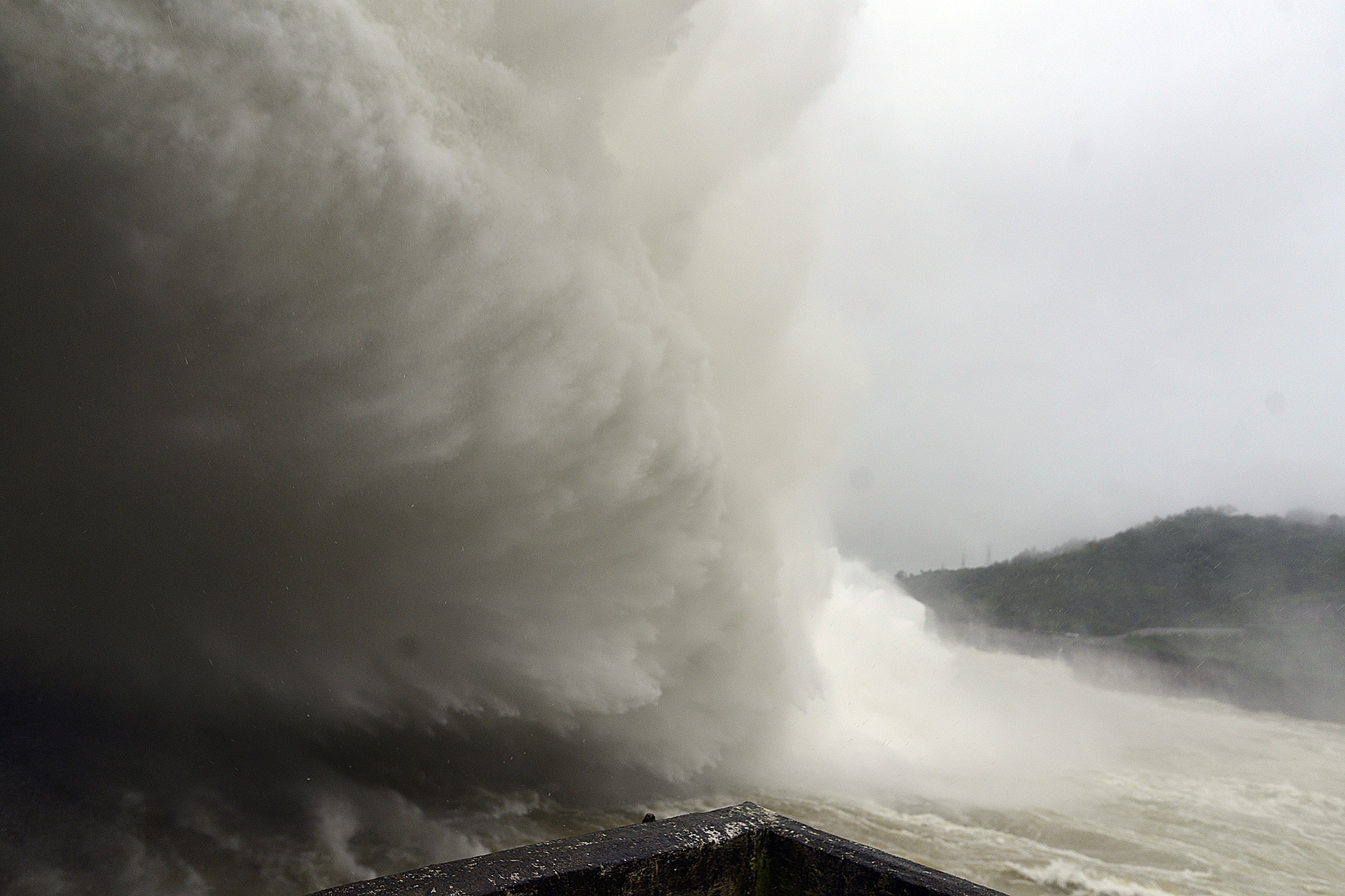 Hinh anh xa lu o Thuy dien Hoa Binh hinh anh