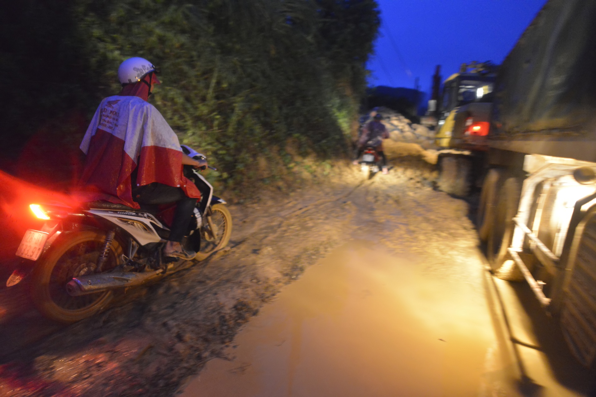 sat lo nghiem trong duong len Da Bac,  Hoa Binh anh 5