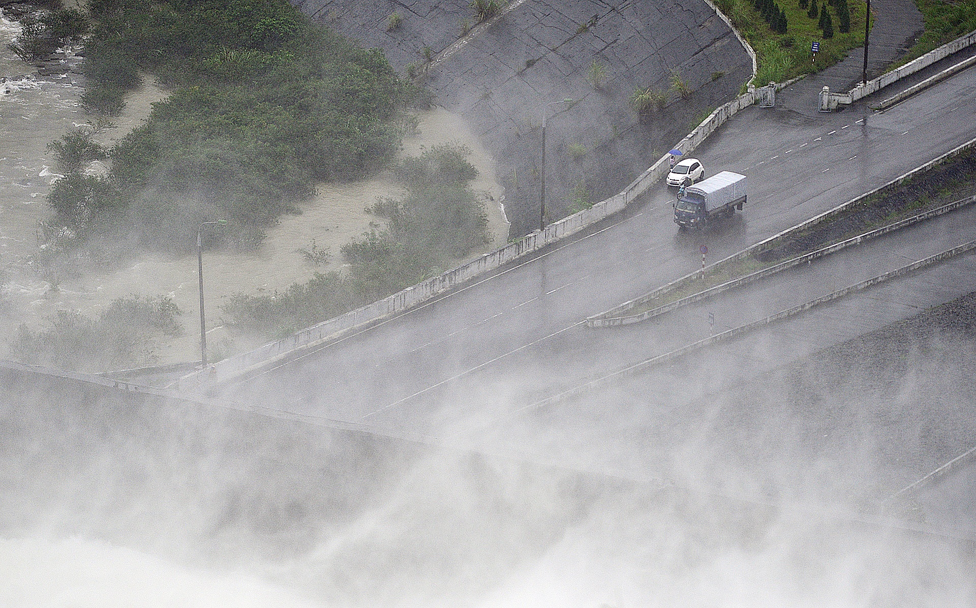 Xa lu ho thuy dien Hoa Binh anh 7