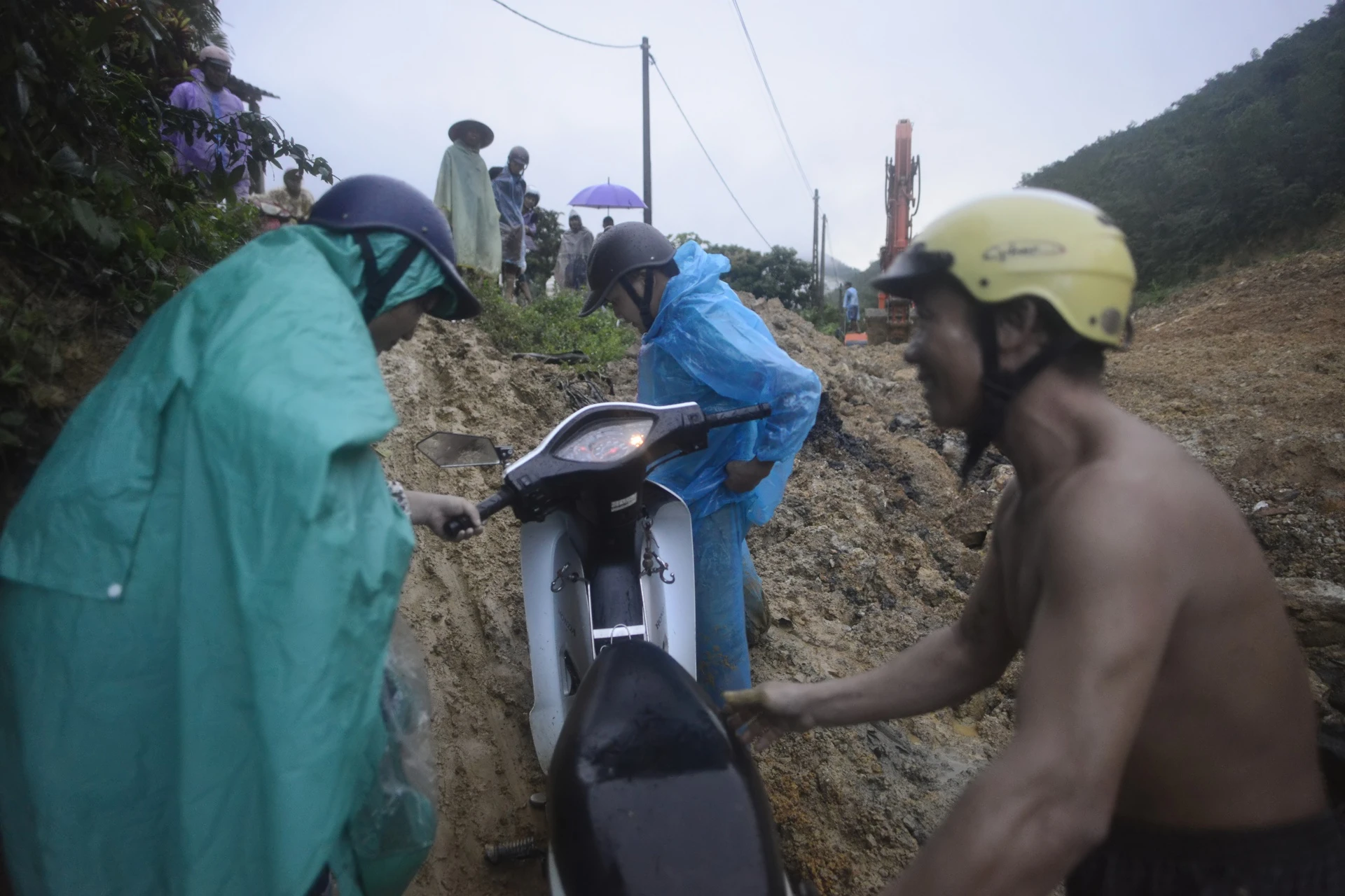 sat lo nghiem trong duong len Da Bac,  Hoa Binh anh 7