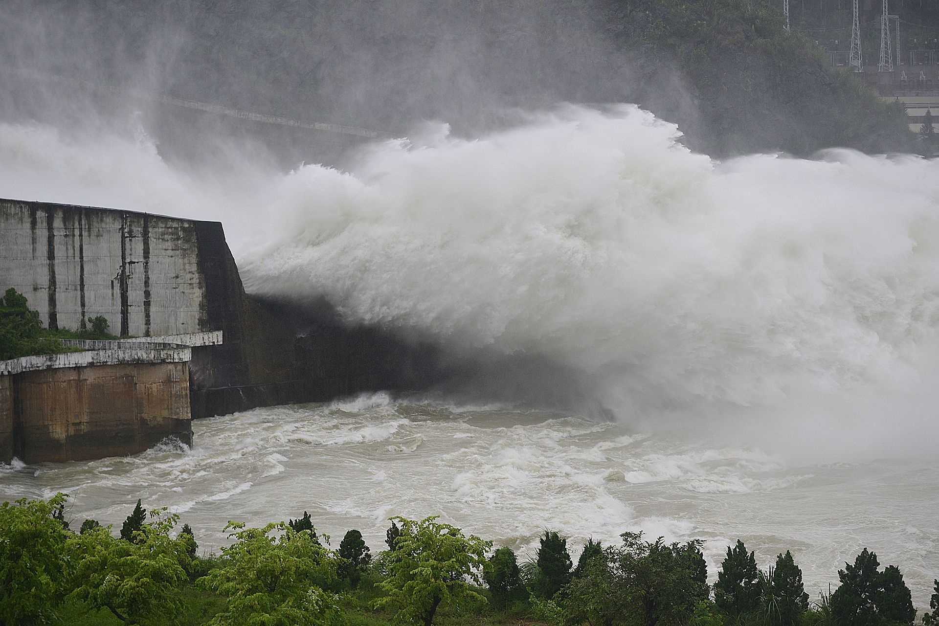 Xa lu ho thuy dien Hoa Binh anh 8