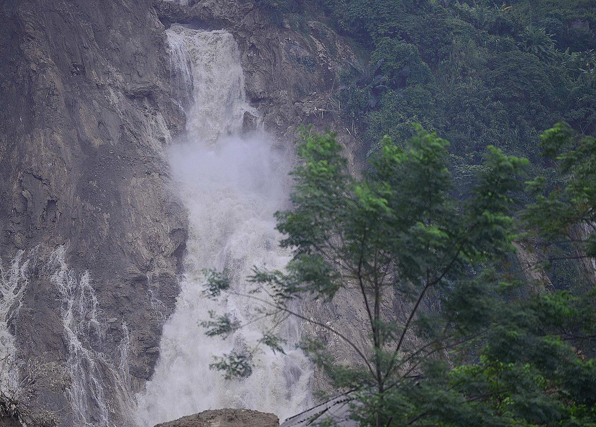 dat da chon vui 18 nguoi tai Hoa Binh anh 2