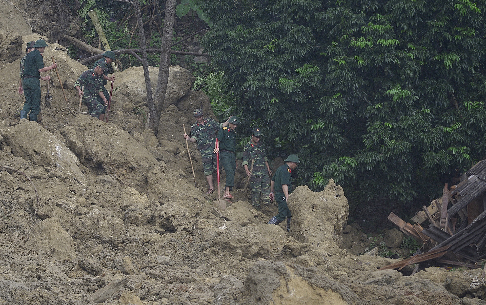 dat da chon vui 18 nguoi tai Hoa Binh anh 9