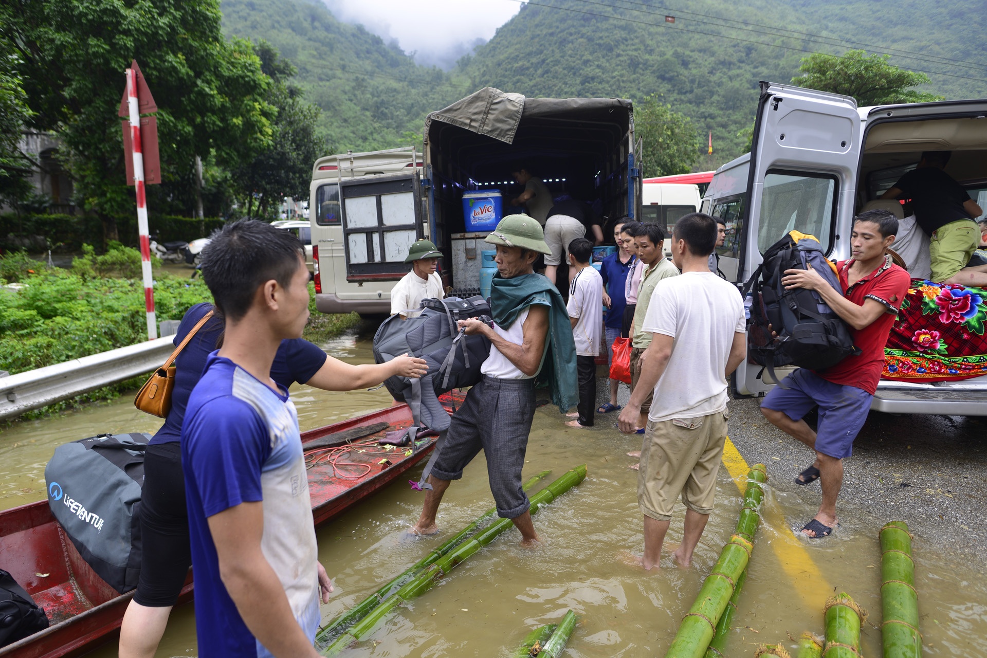 Mua lu khien quoc lo 6 te liet hinh anh
