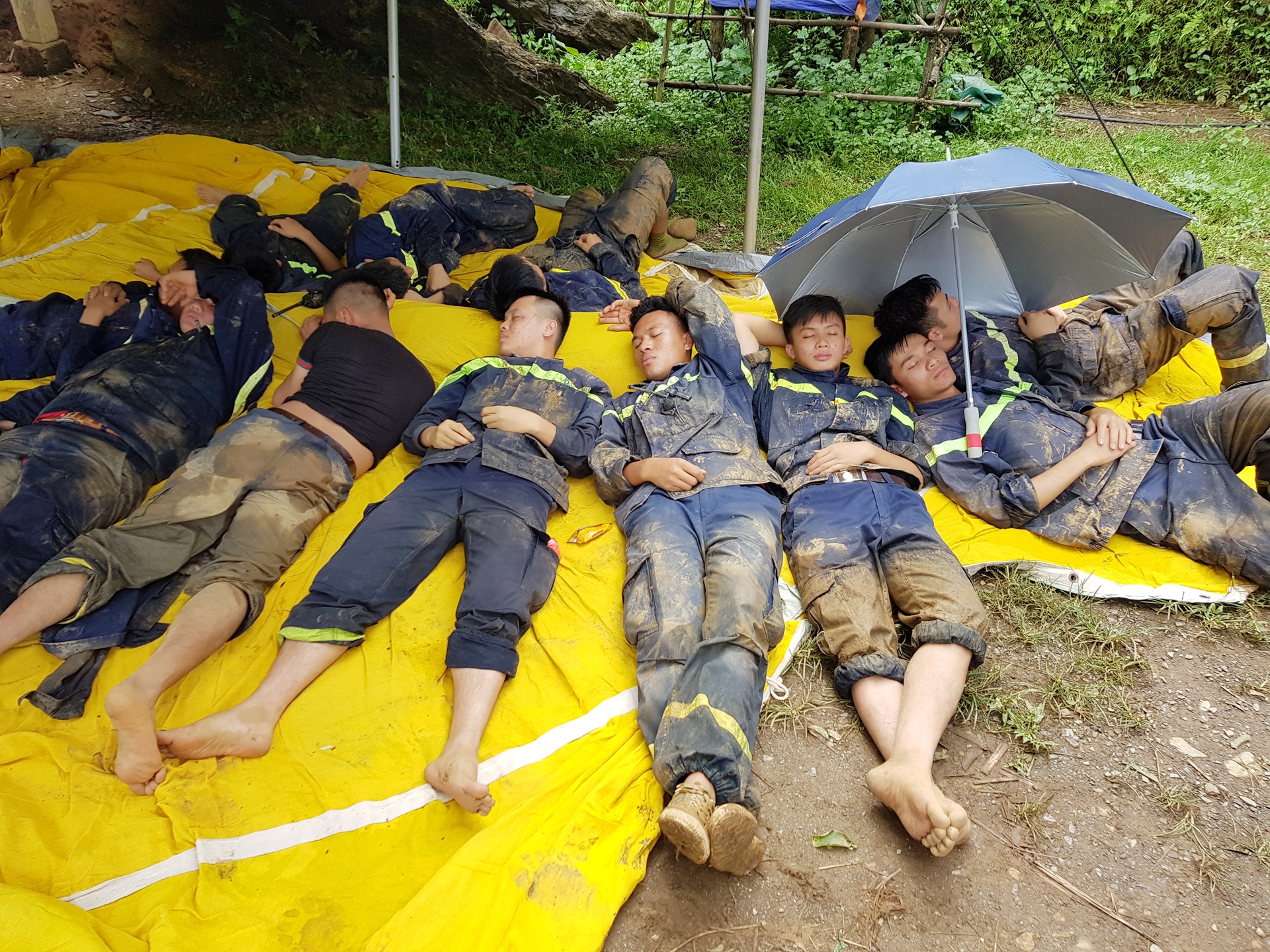 Lực lượng cứu hộ tại vụ sạt lở ở Hòa Bình ảnh 10 Luc luong cuu ho tai vu sat lo o Hoa Binh anh 10