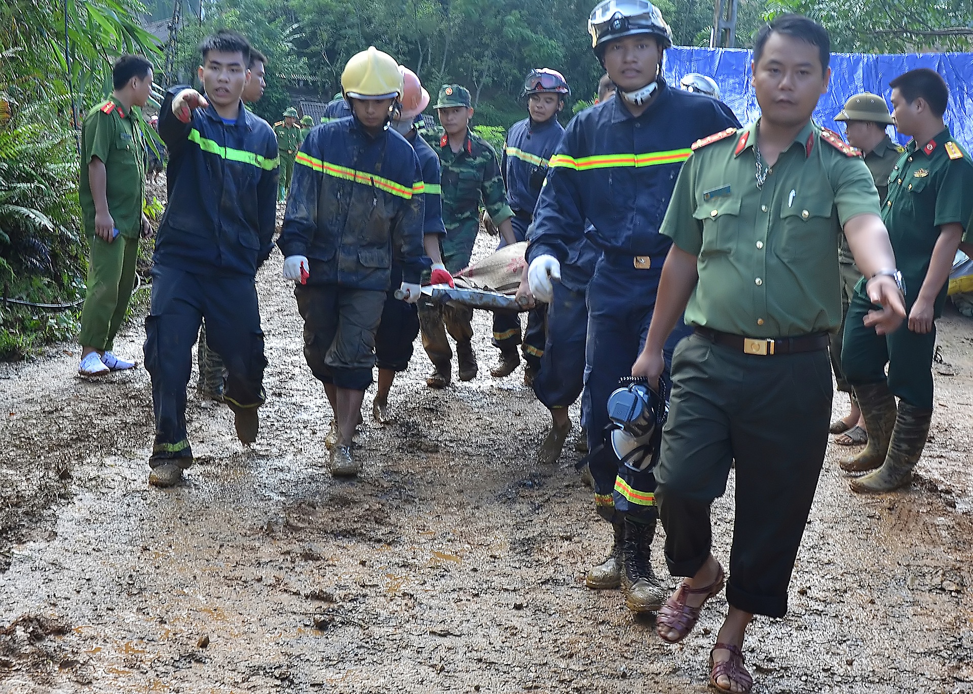 Luc luong cuu ho tai vu sat lo o Hoa Binh anh 9