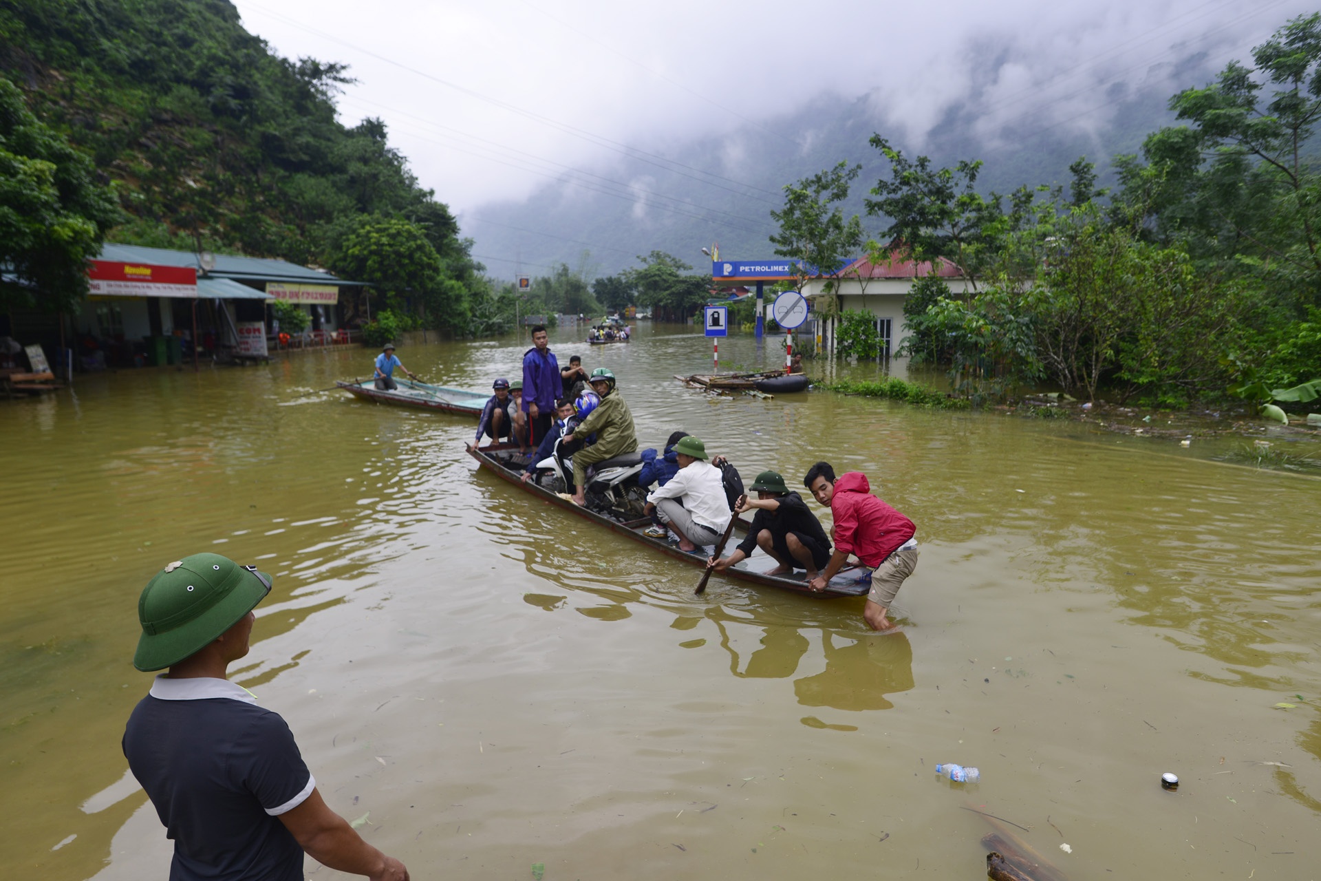 Luc luong cuu ho tai vu sat lo o Hoa Binh anh 39