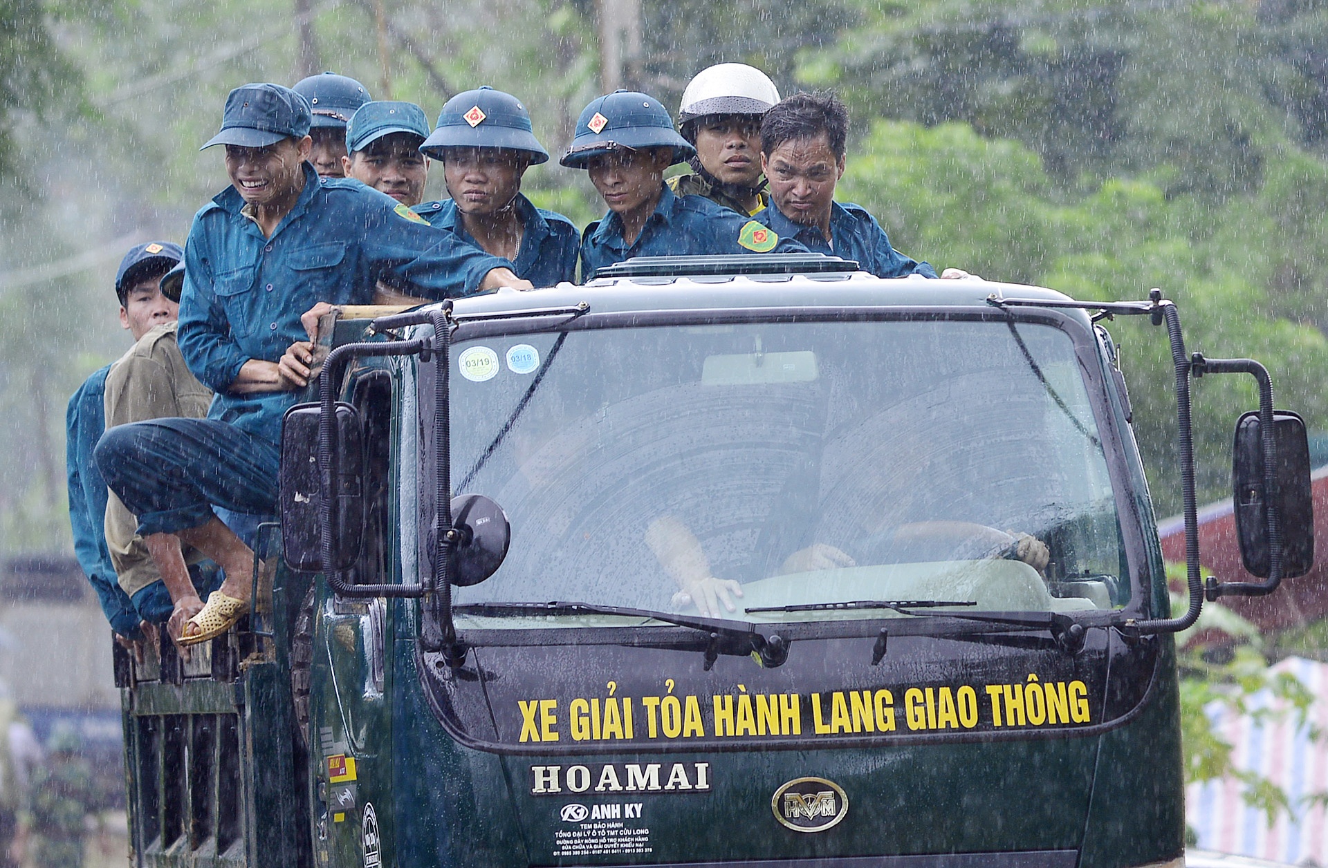 Luc luong cuu ho tai vu sat lo o Hoa Binh anh 7
