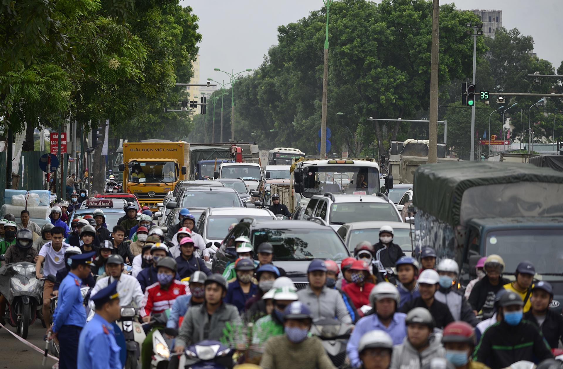 chat ha hang cay xa cu tren duong Pham Van Dong anh 10