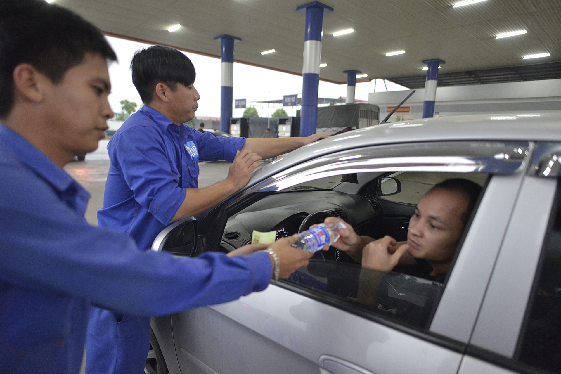 Cay xang tang nuoc, rua xe mien phi it nguoi biet o Bac Ninh hinh anh