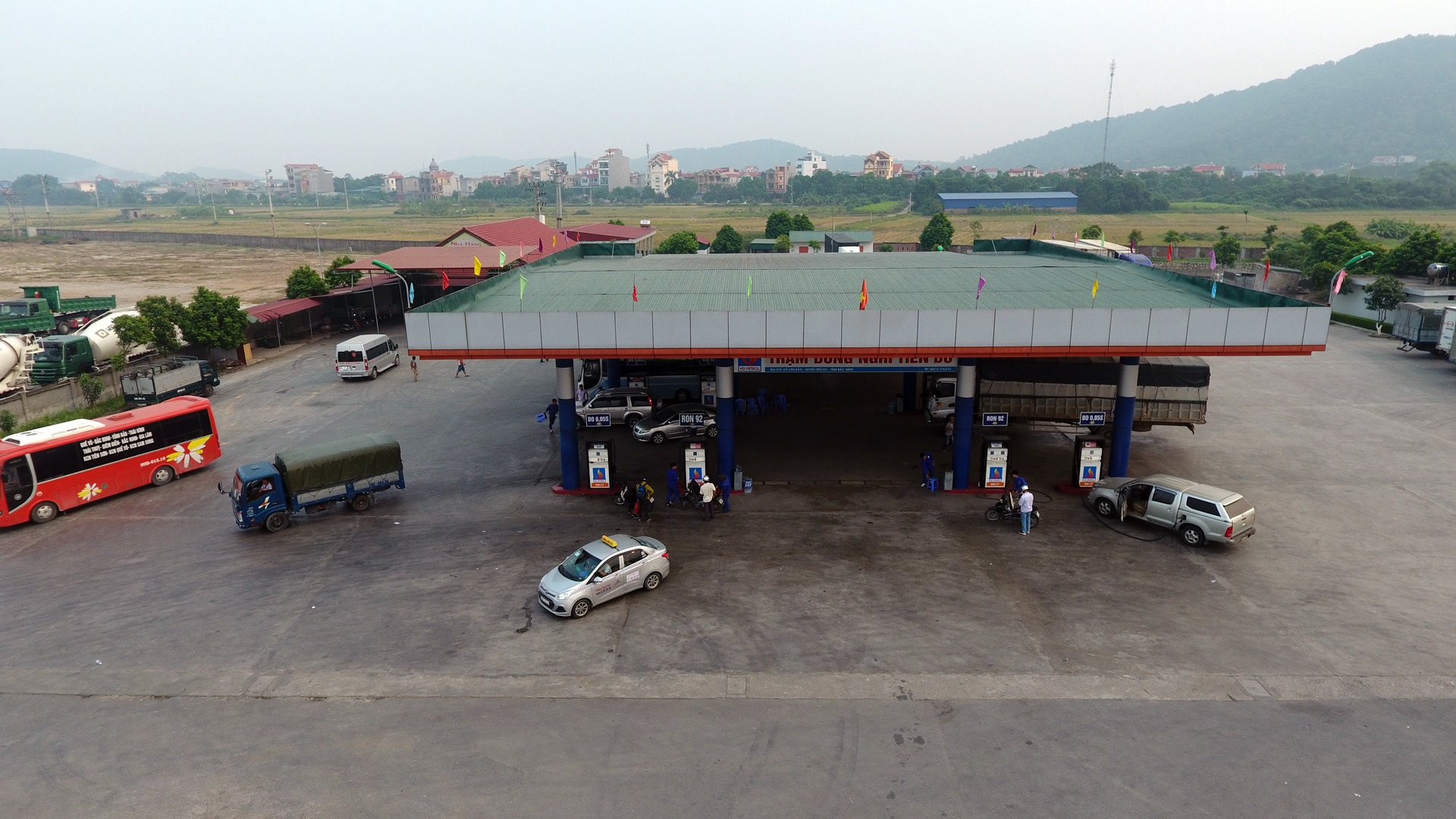 Cay xang rua xe,  tang nuoc va lau kinh mien phi anh 1