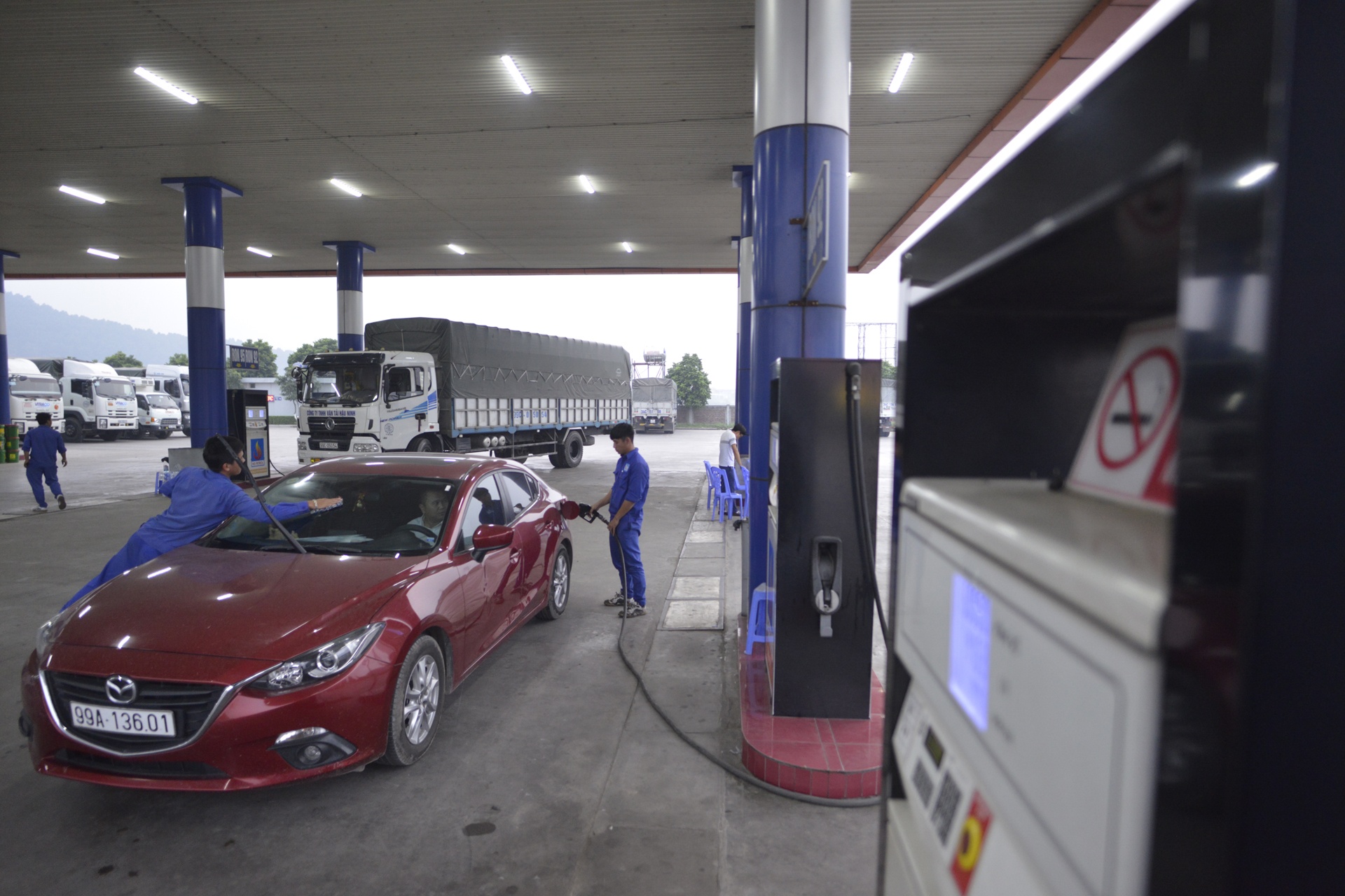 Cay xang rua xe,  tang nuoc va lau kinh mien phi anh 2