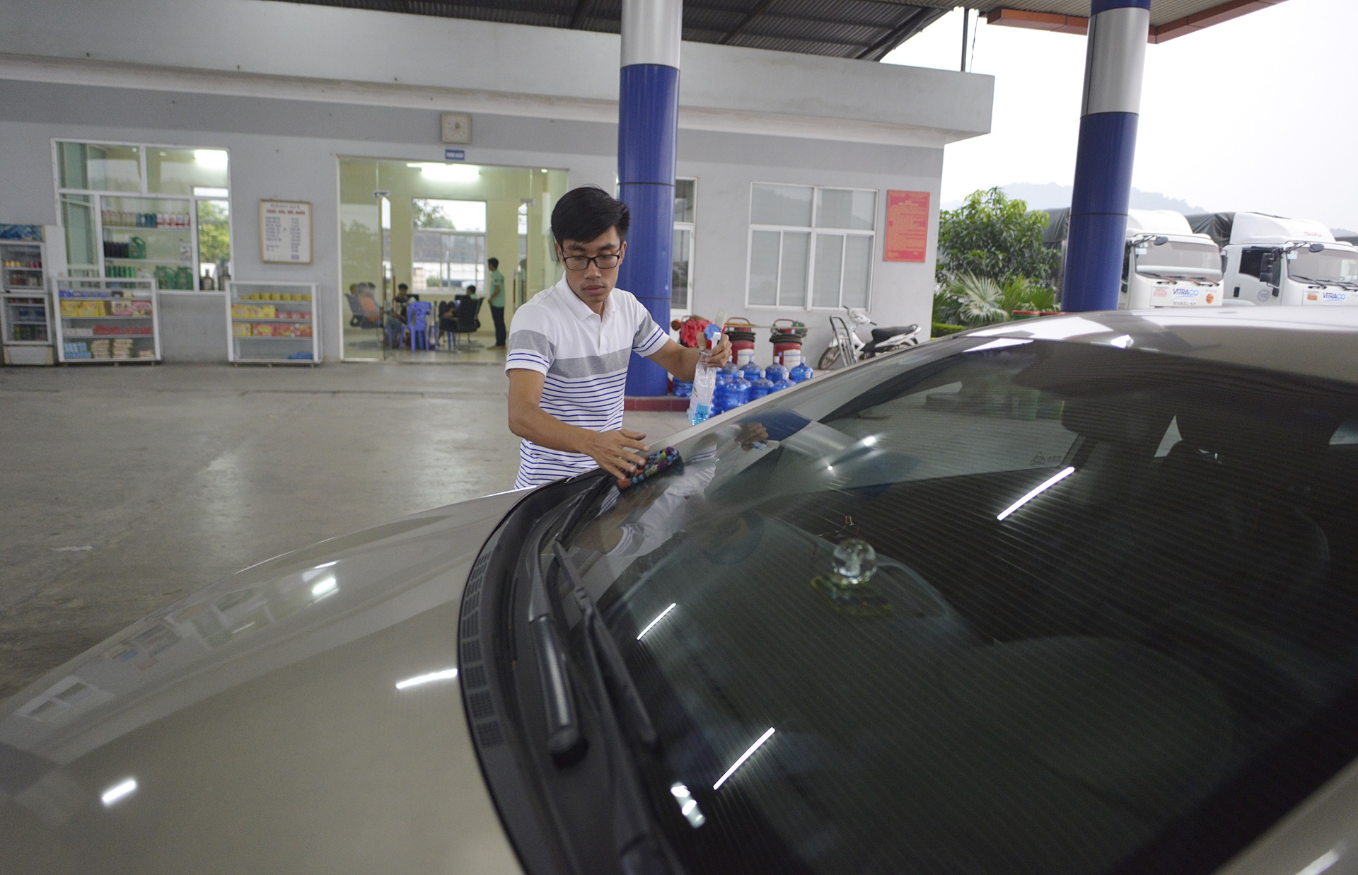 Cay xang rua xe,  tang nuoc va lau kinh mien phi anh 3