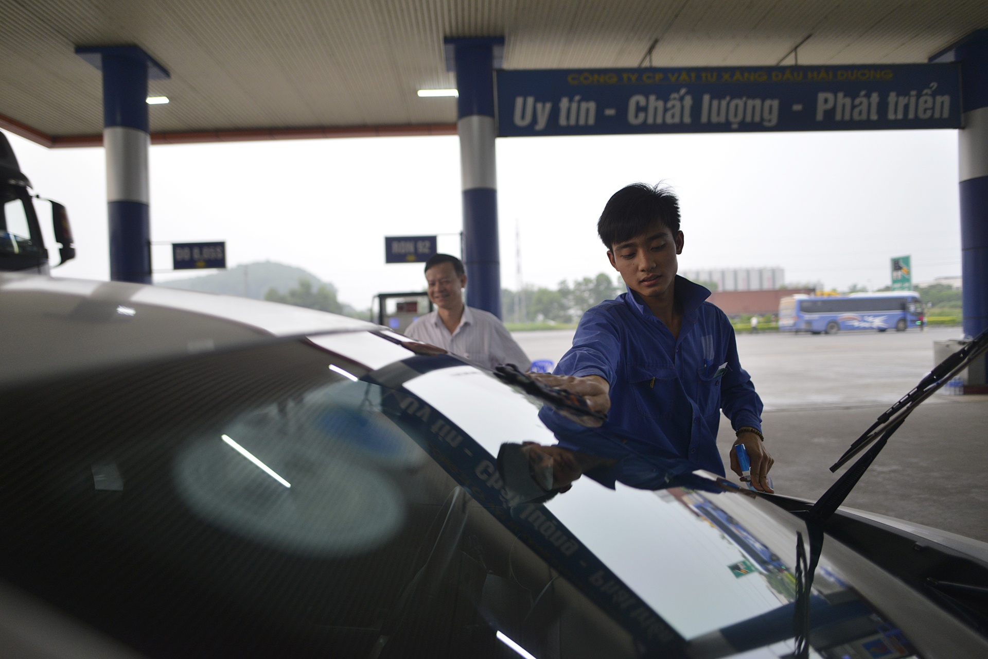 Cay xang rua xe,  tang nuoc va lau kinh mien phi anh 5