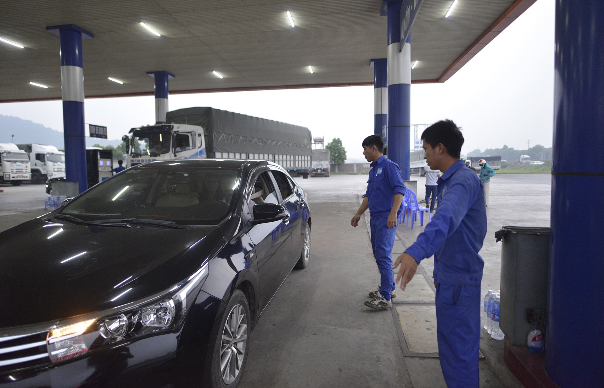 Cay xang rua xe,  tang nuoc va lau kinh mien phi anh 6