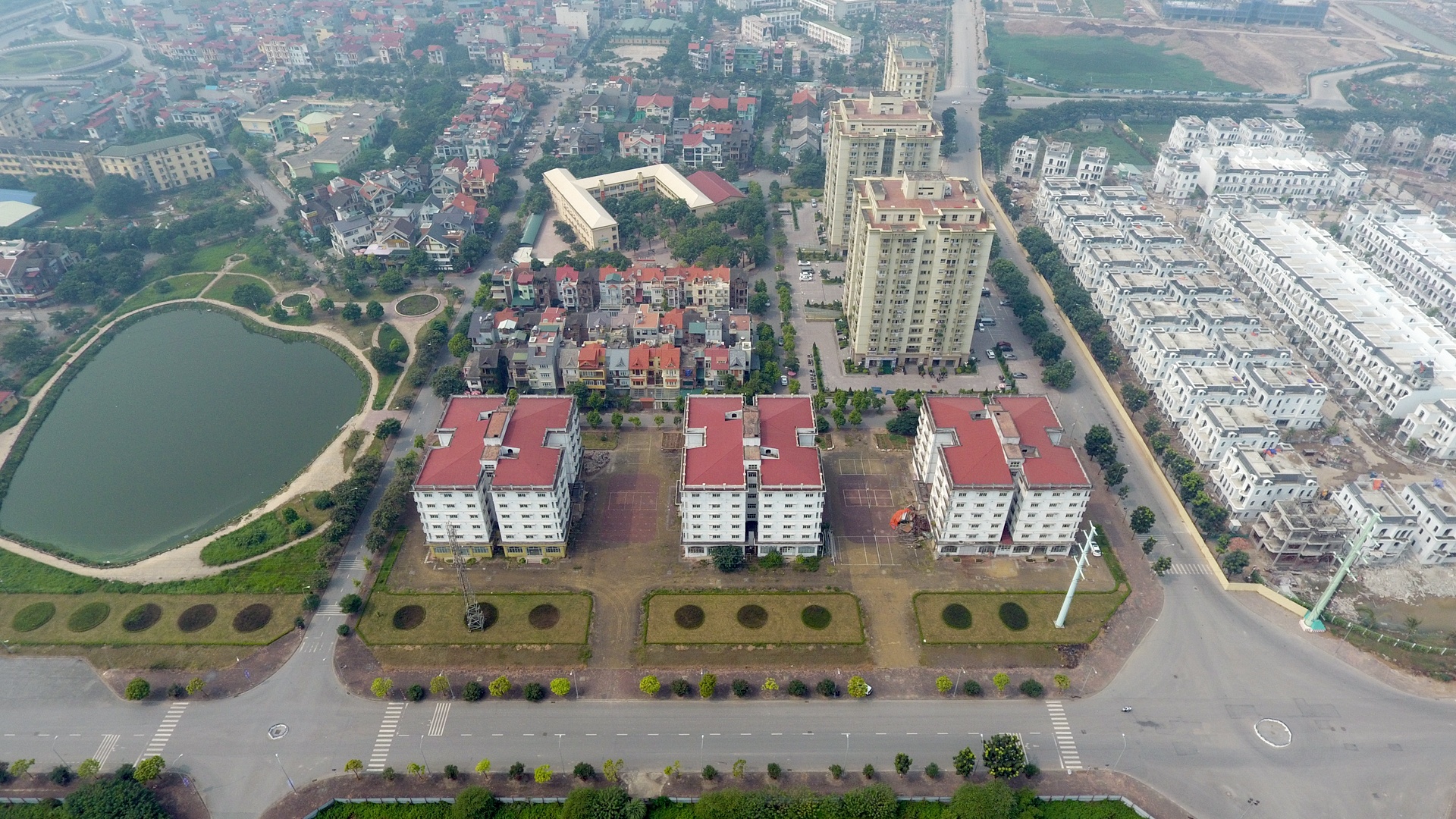 nhung chung cu tai dinh cu bo hoang va it nguoi o anh 17