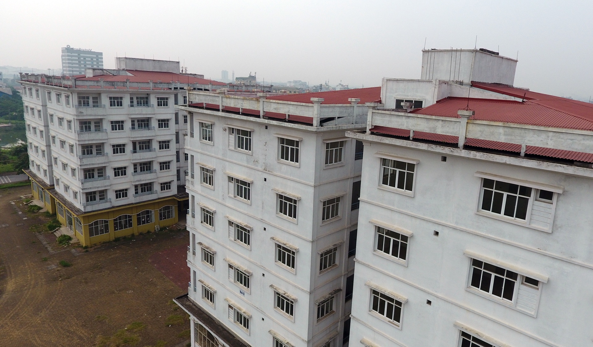 Bi dan che, hang loat toa nha tai dinh cu bo hoang tai Ha Noi hinh anh