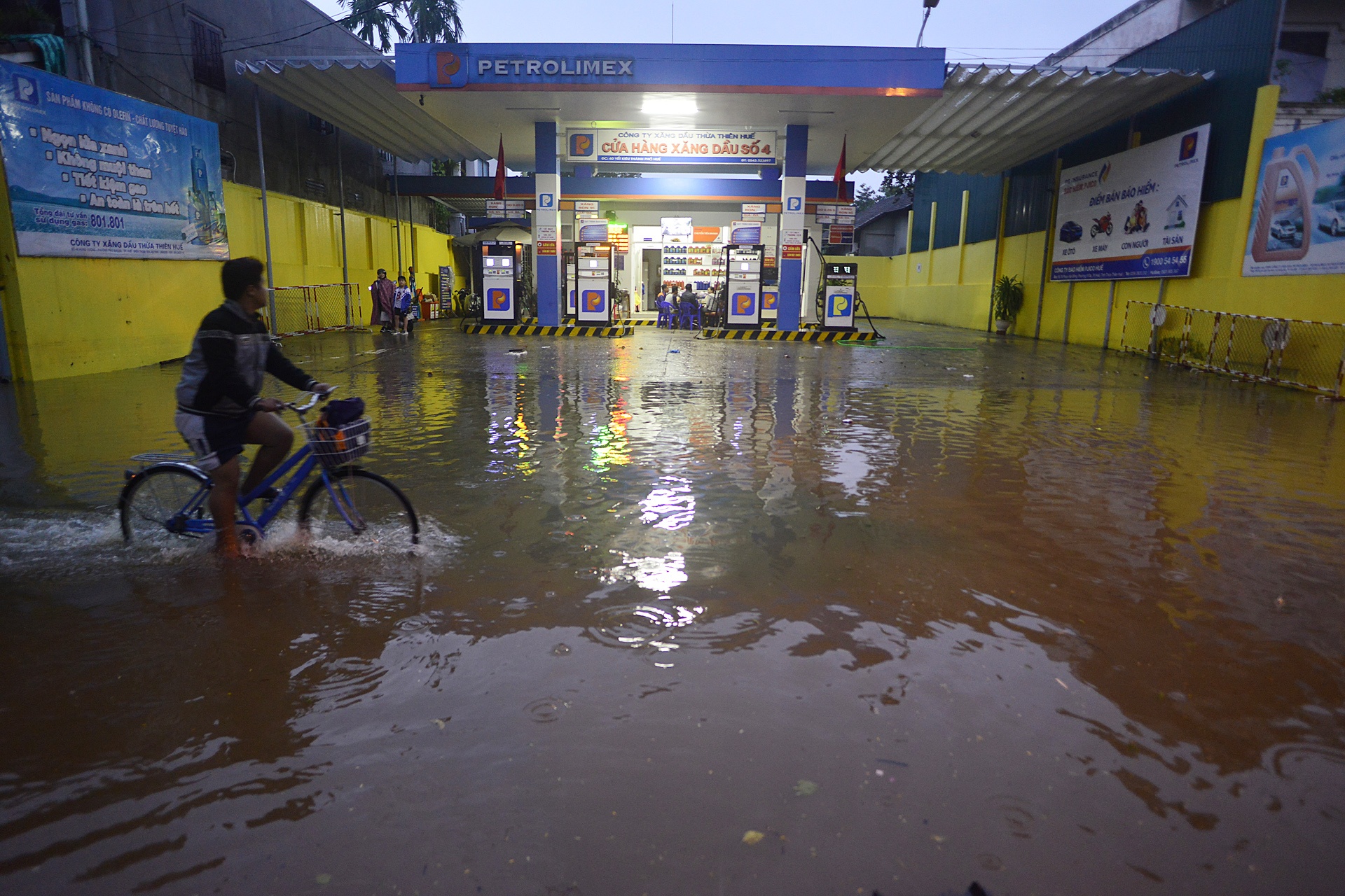 cuoc song nguoi dan Hue bi dao lon vi mua lut anh 2