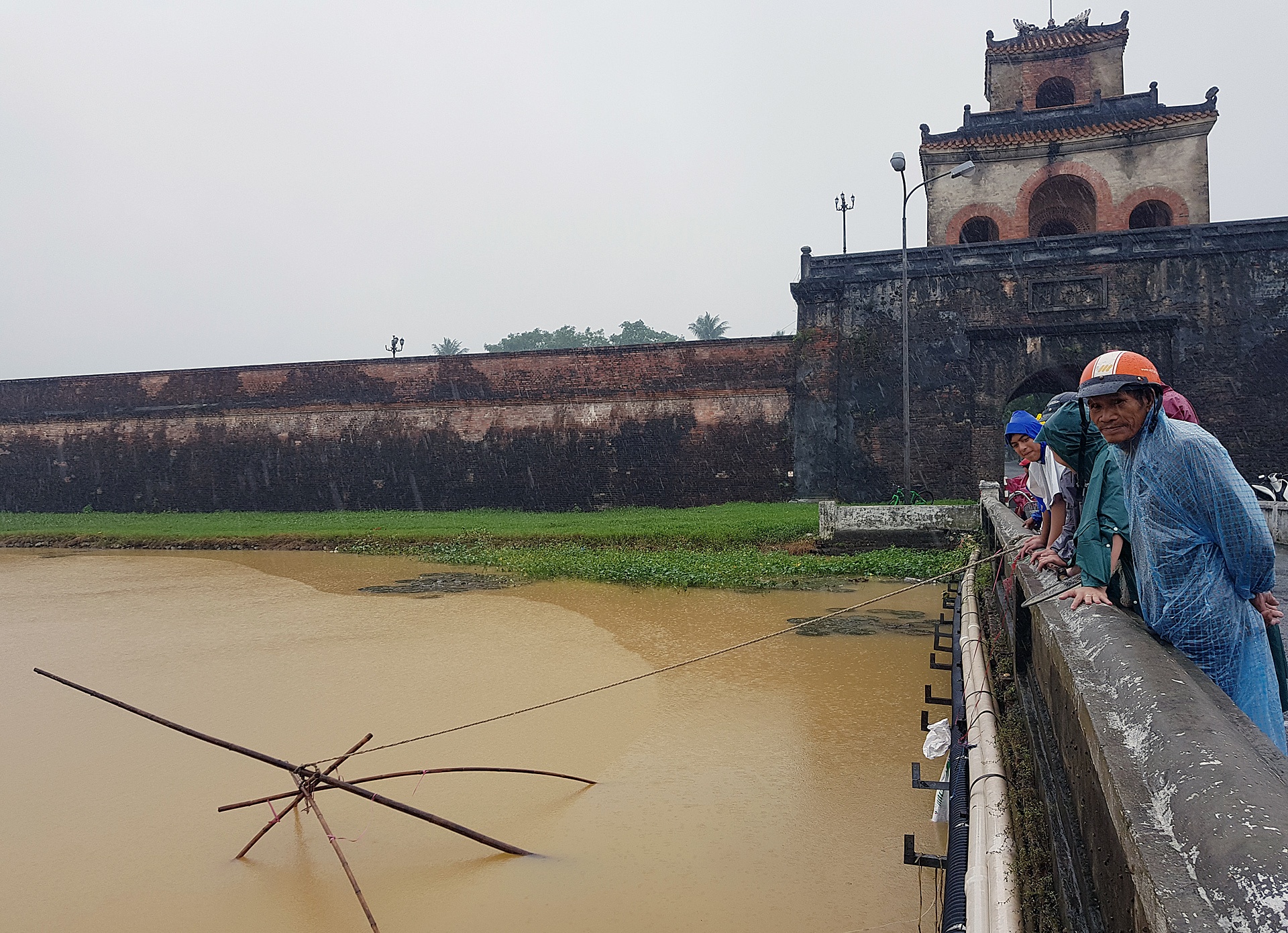 bat ca quanh kinh thanh Hue sau mua lon anh 4