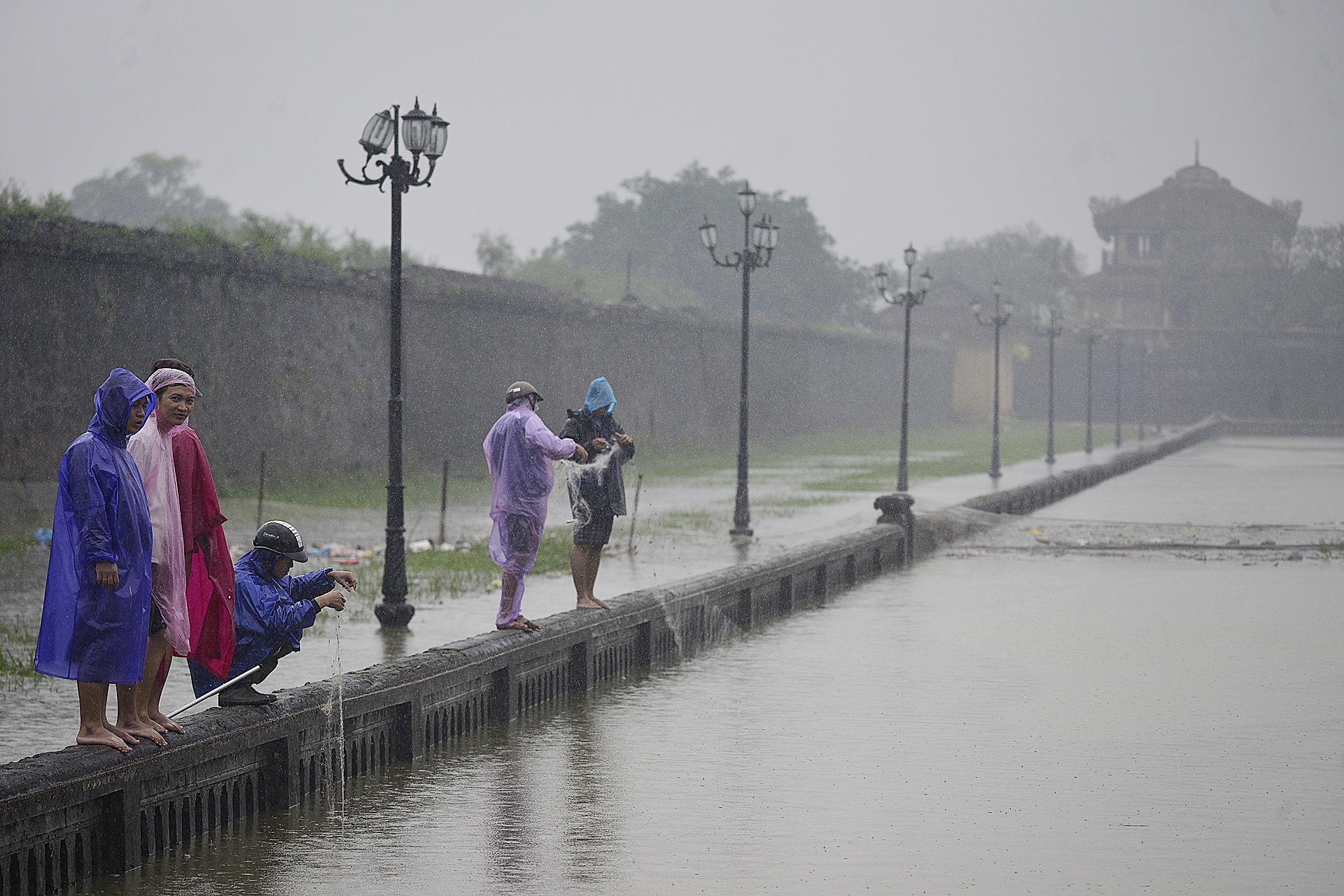 bat ca quanh kinh thanh Hue sau mua lon anh 6