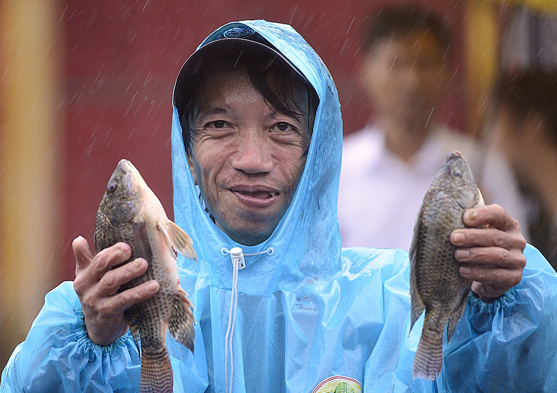 Giang luoi, cau ca quanh kinh thanh Hue sau mua lon hinh anh