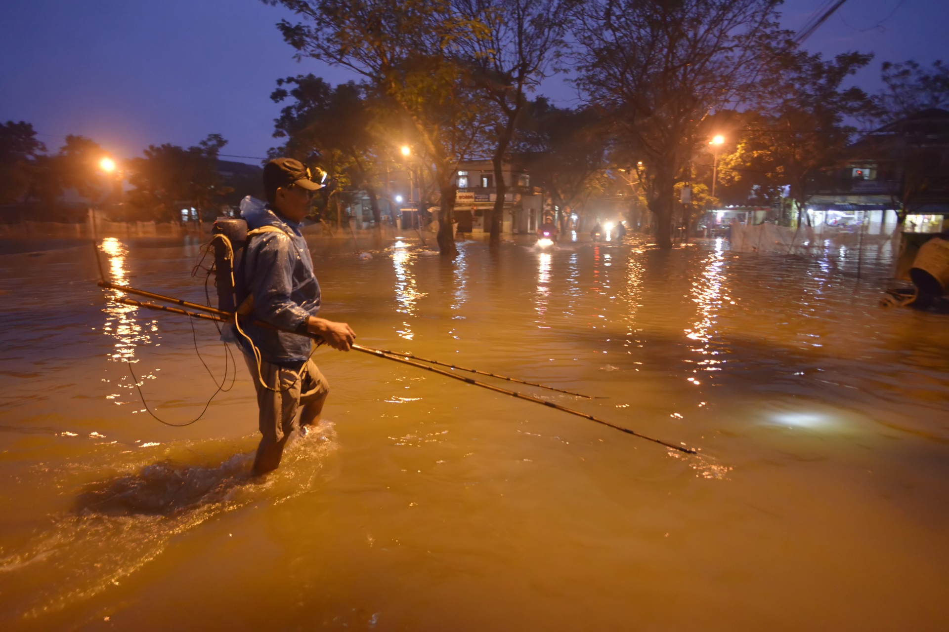 Danh bat ca bang xung dien tren duong pho o Hue hinh anh