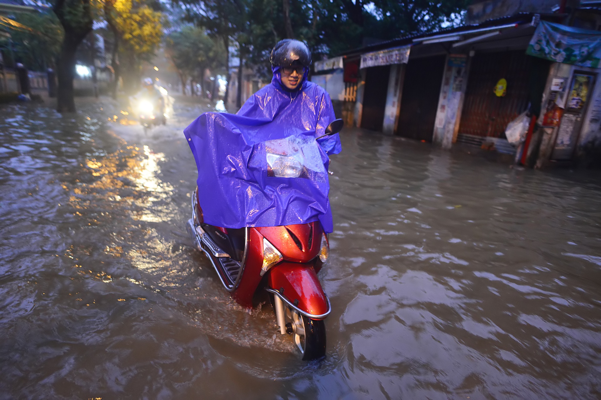 Cuoc song nguoi dan Hue bi dao lon vi mua ngap hinh anh