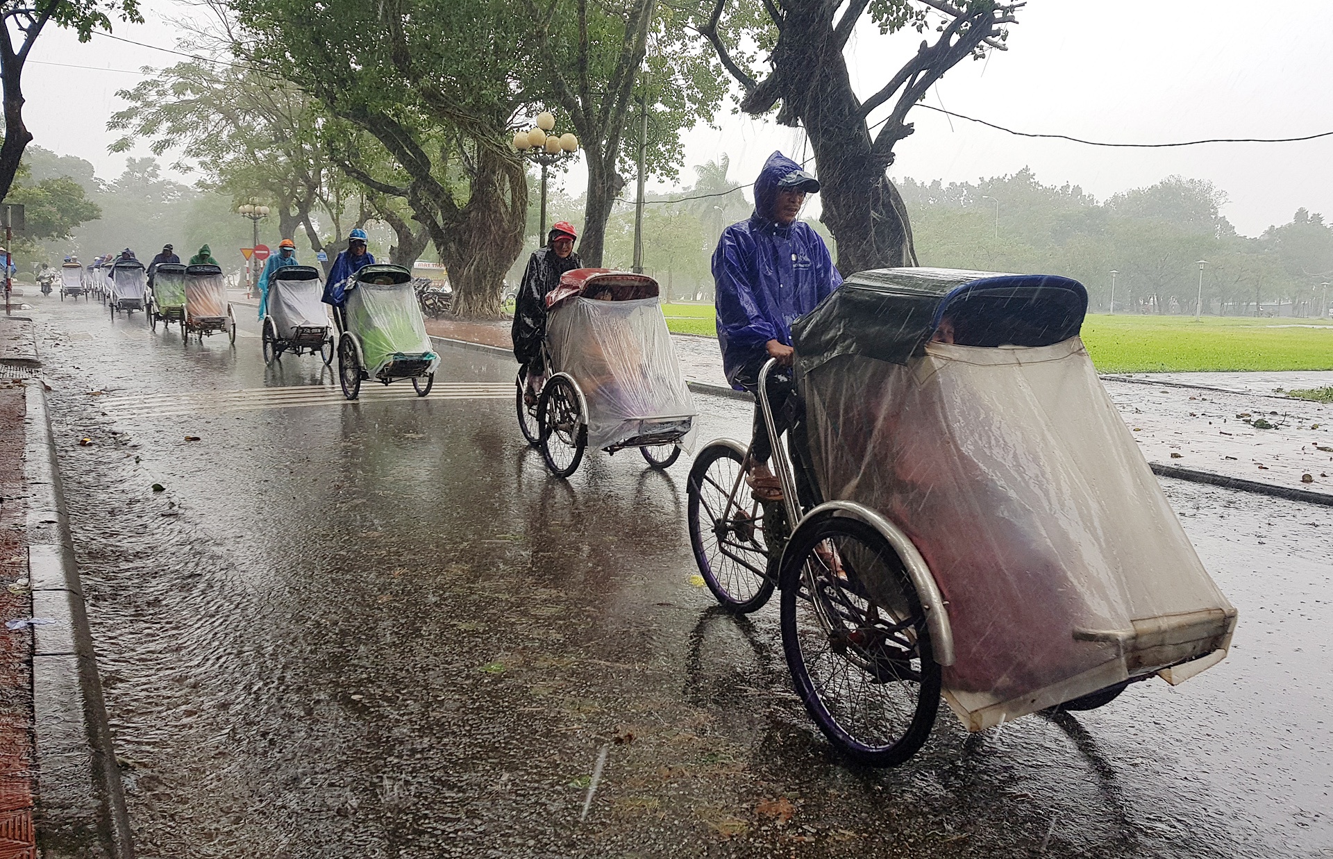 du khach loi nuoc trong dai noi Hue anh 9