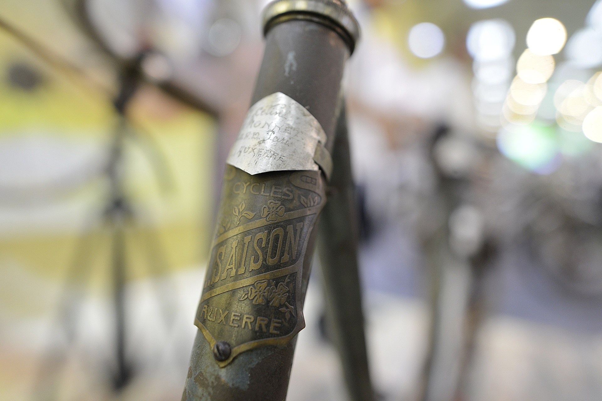 Xe dap gan 100 tuoi trung bay tai Ha Noi hinh anh