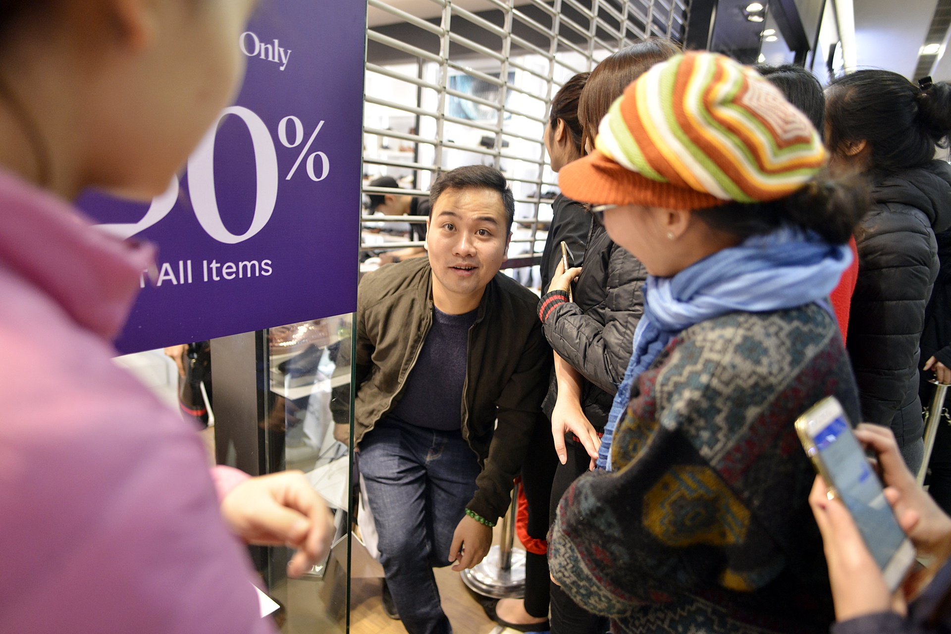 Bi dong cua tu choi, khach chui luon mua do ngay Black Friday hinh anh