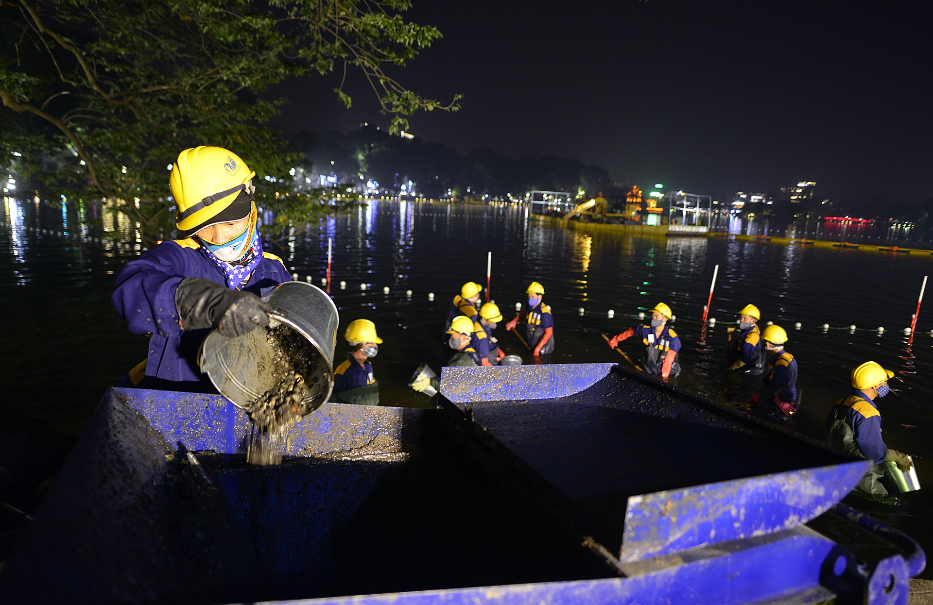 Cong nhan nao vet Ho Guom xuyen dem anh 12