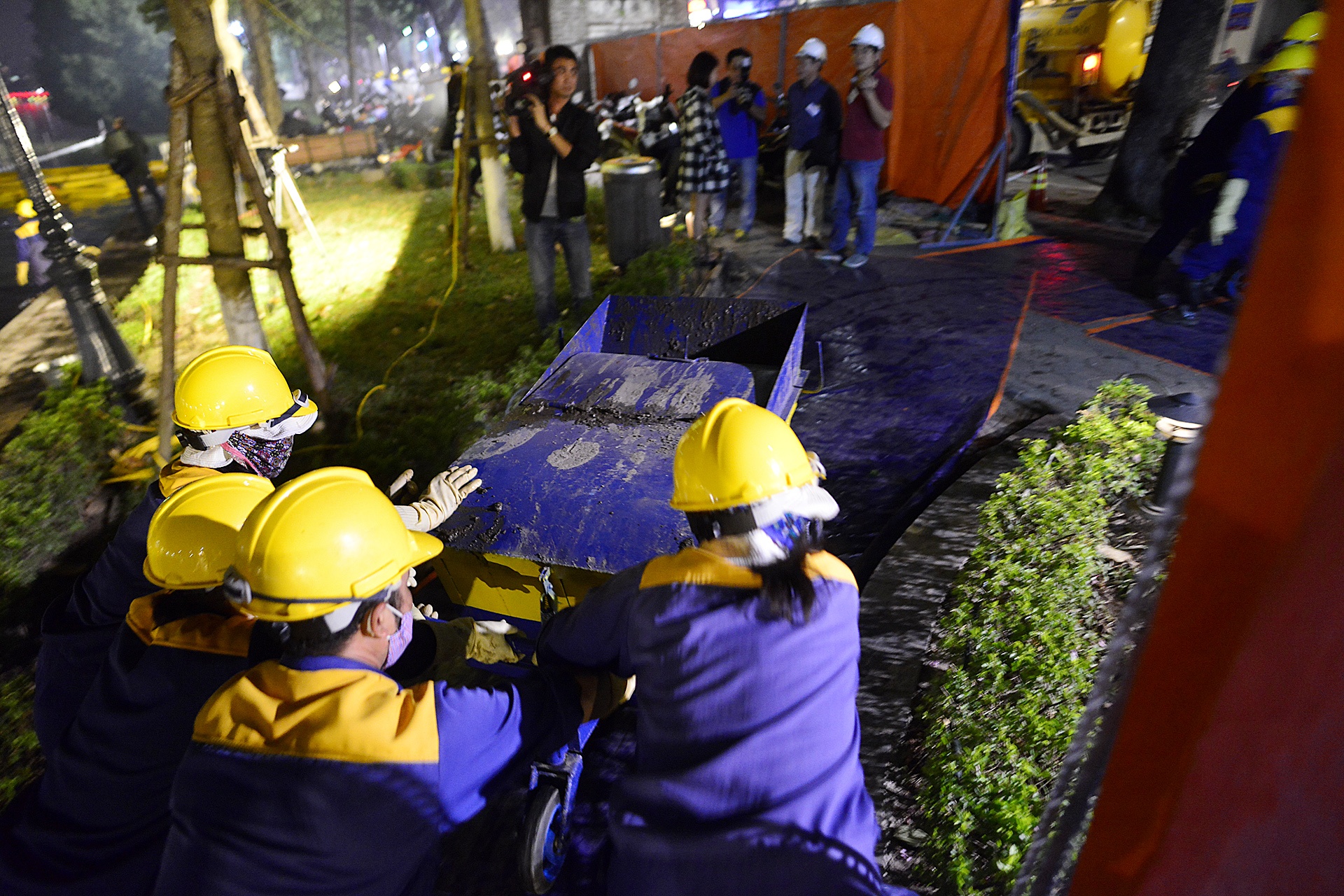 Cong nhan nao vet Ho Guom xuyen dem anh 13