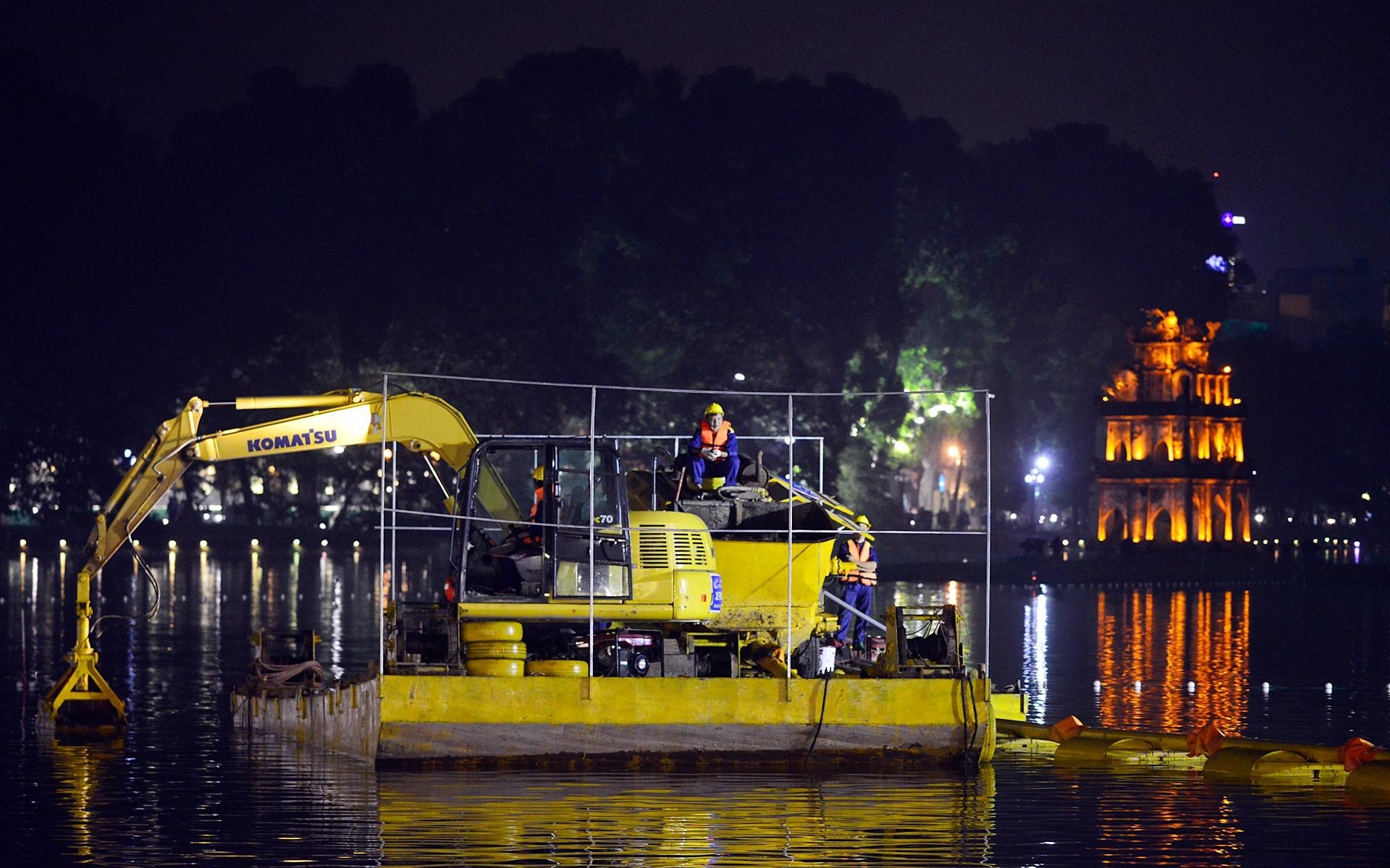 May moc hien dai nao vet bun ho Guom xuyen dem hinh anh