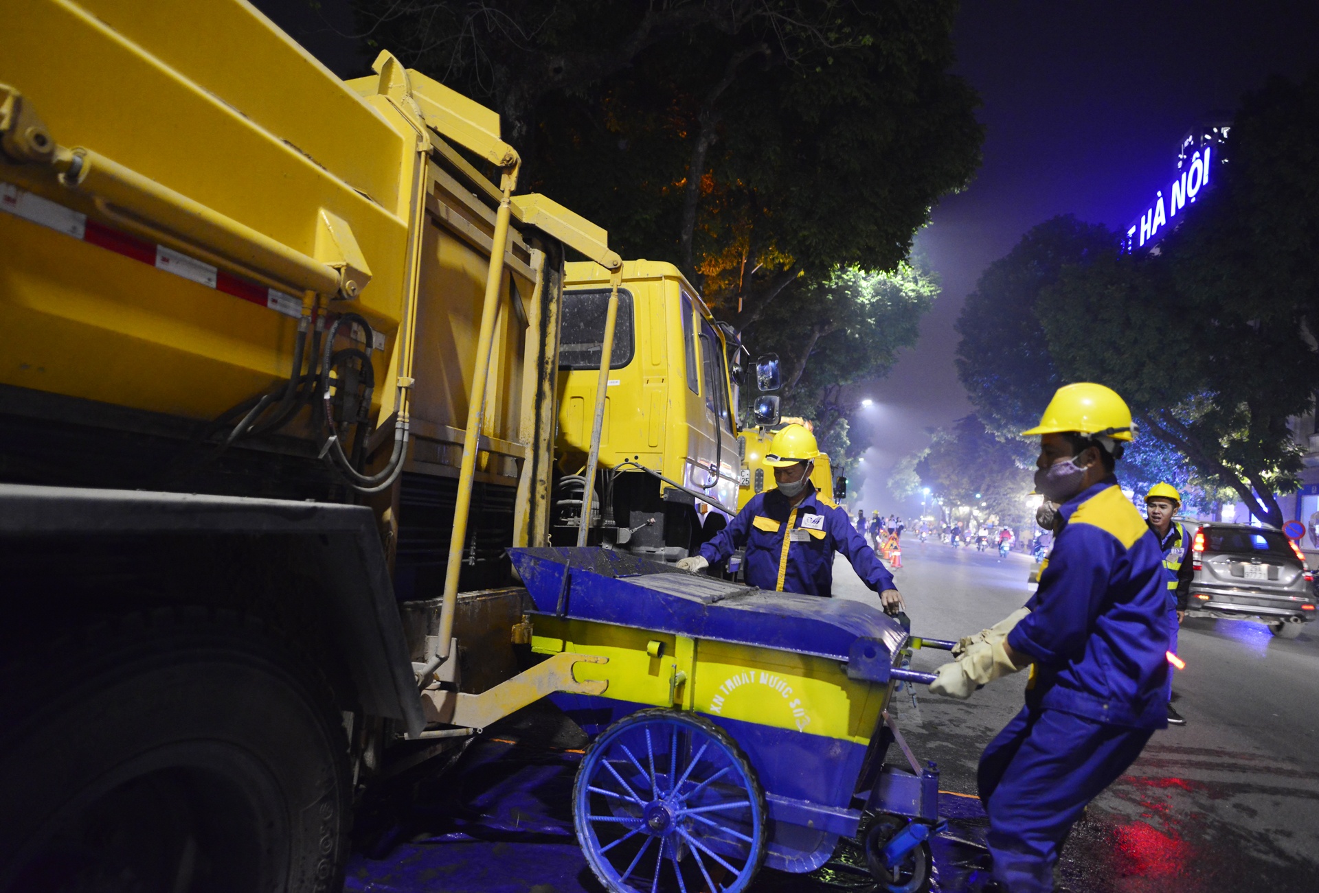 Cong nhan nao vet Ho Guom xuyen dem anh 14