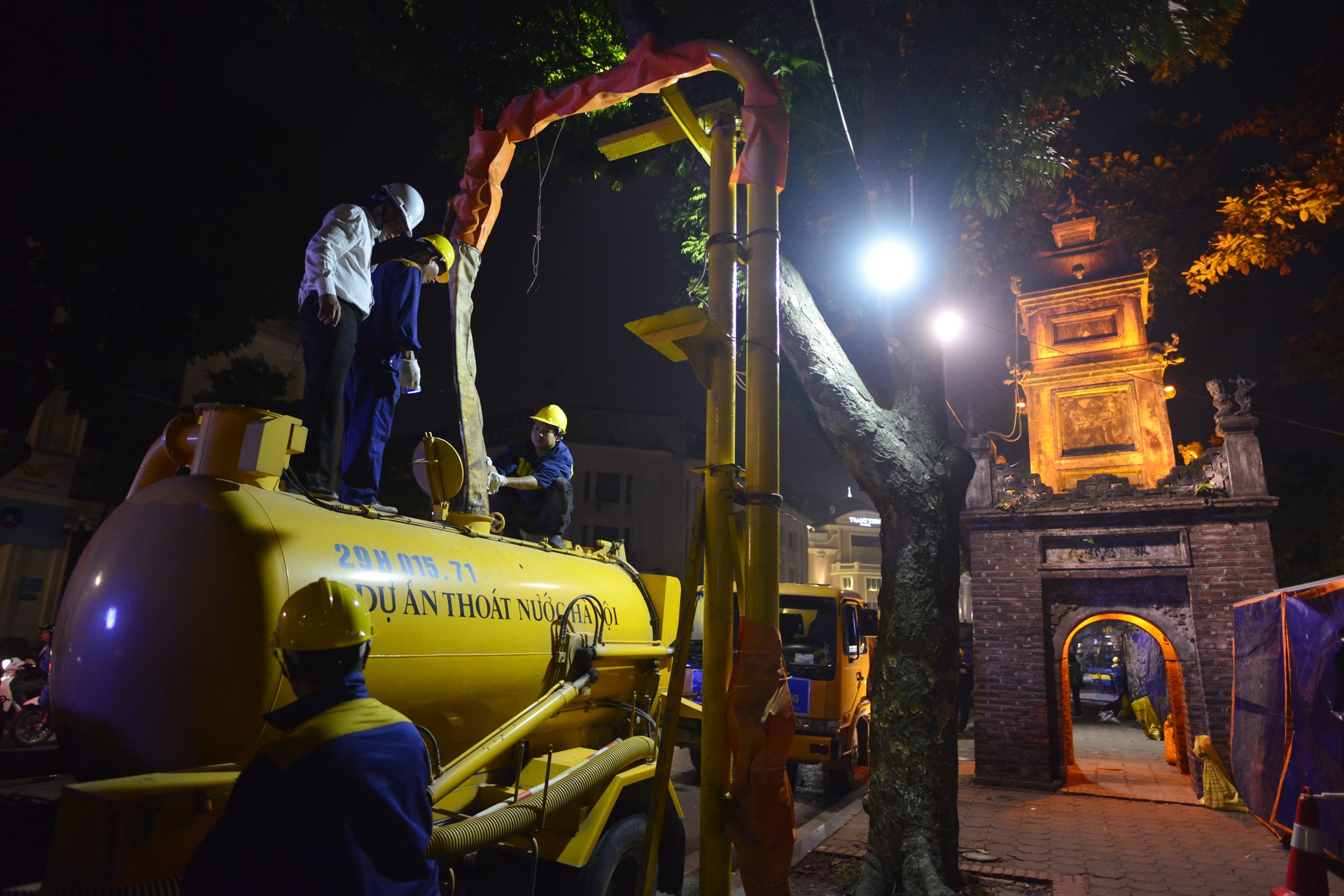 Cong nhan nao vet Ho Guom xuyen dem anh 5