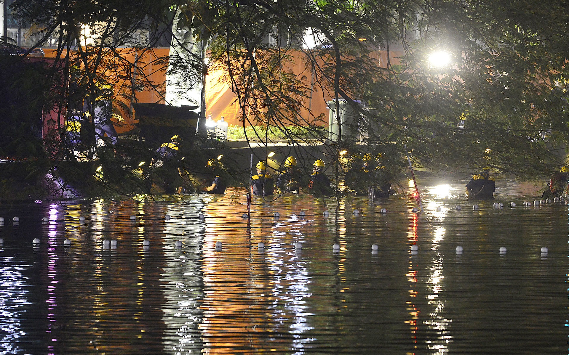 Cong nhan nao vet Ho Guom xuyen dem anh 15