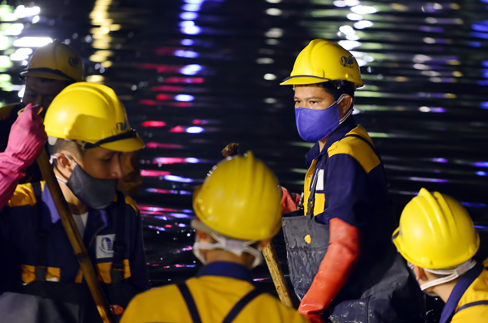 Cong nhan nao vet Ho Guom xuyen dem anh 16