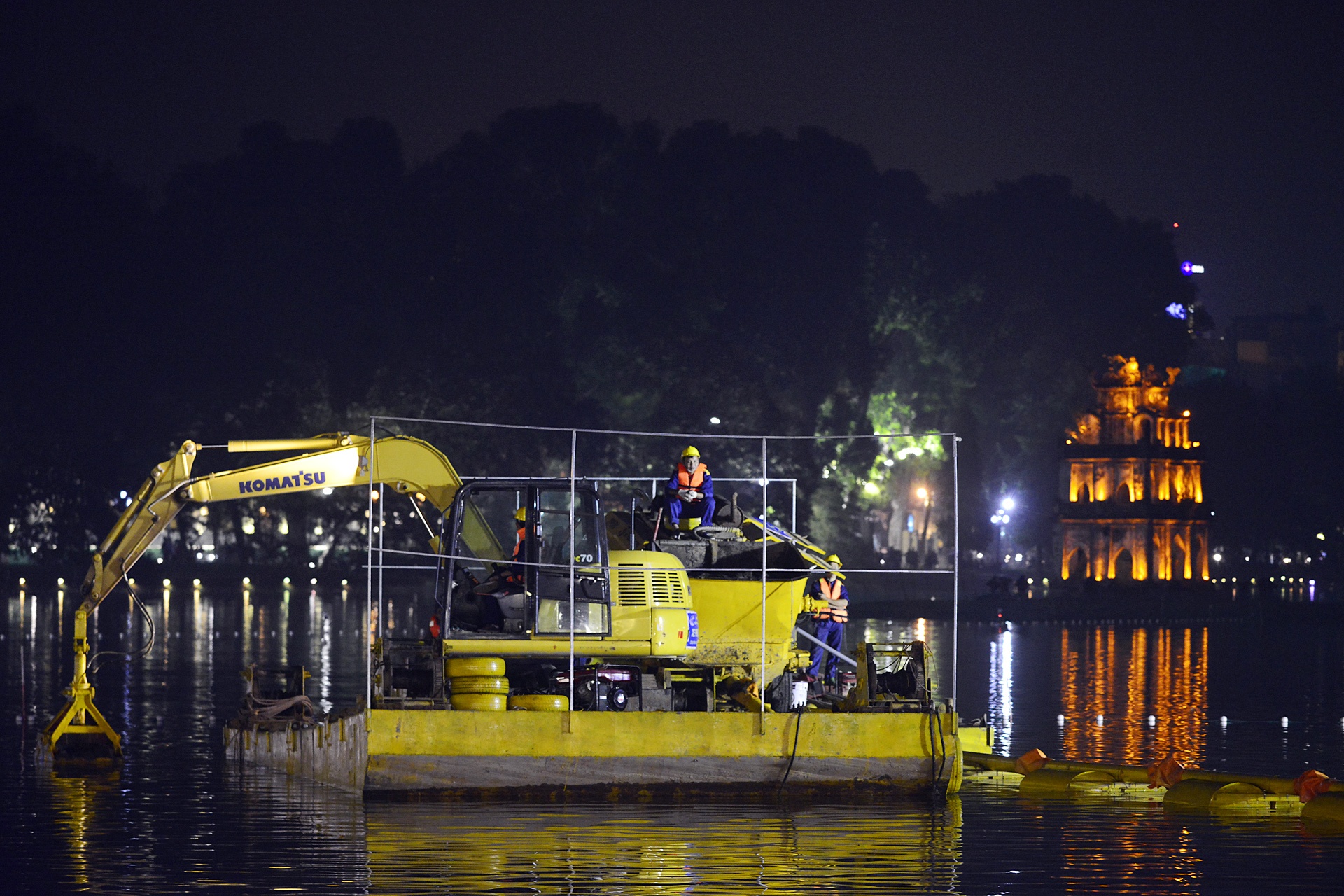 Cong nhan nao vet Ho Guom xuyen dem anh 4