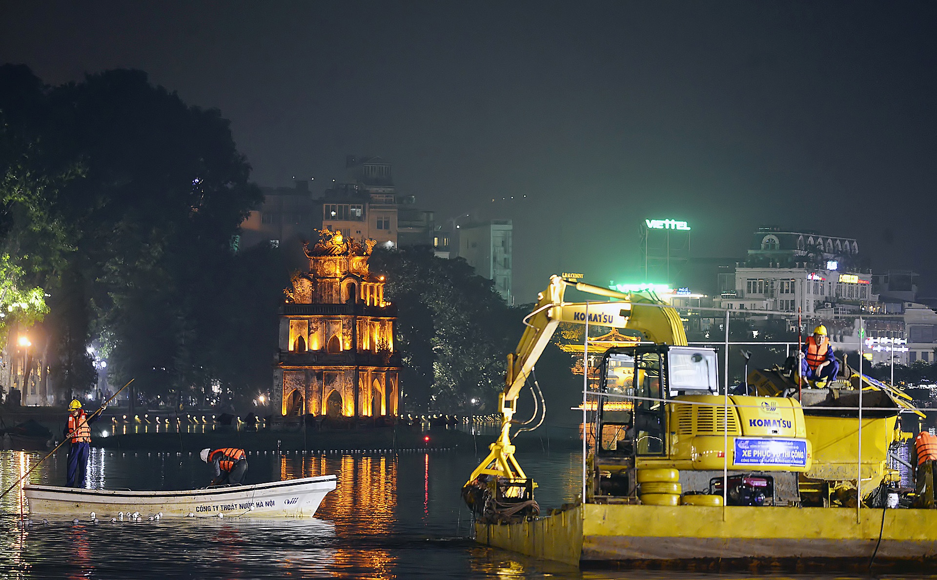 Cong nhan nao vet Ho Guom xuyen dem anh 1