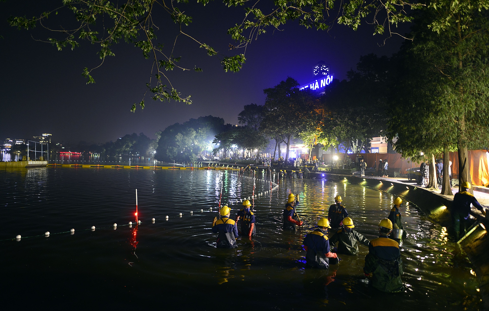 Cong nhan nao vet Ho Guom xuyen dem anh 2